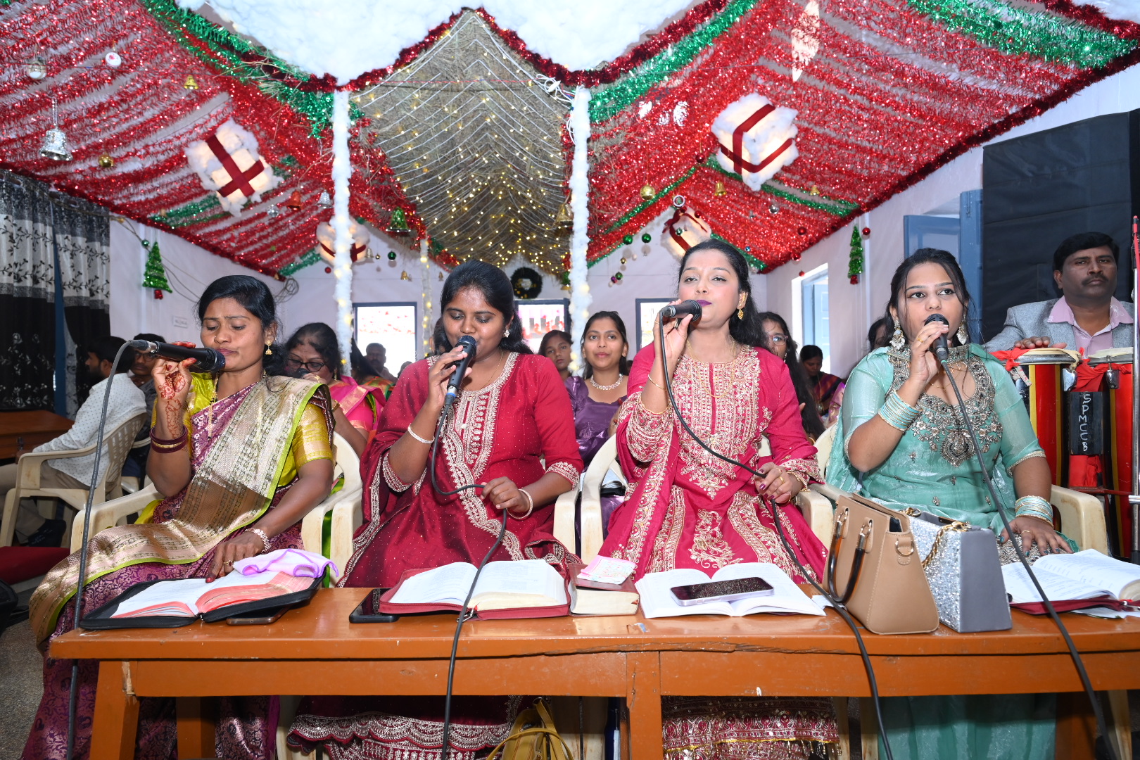 ಯುವತಿಯರು ಕ್ರಿಸ್‌ಮಸ್‌ ಗೀತೆಗಳನ್ನು ಹಾಡಿದರು