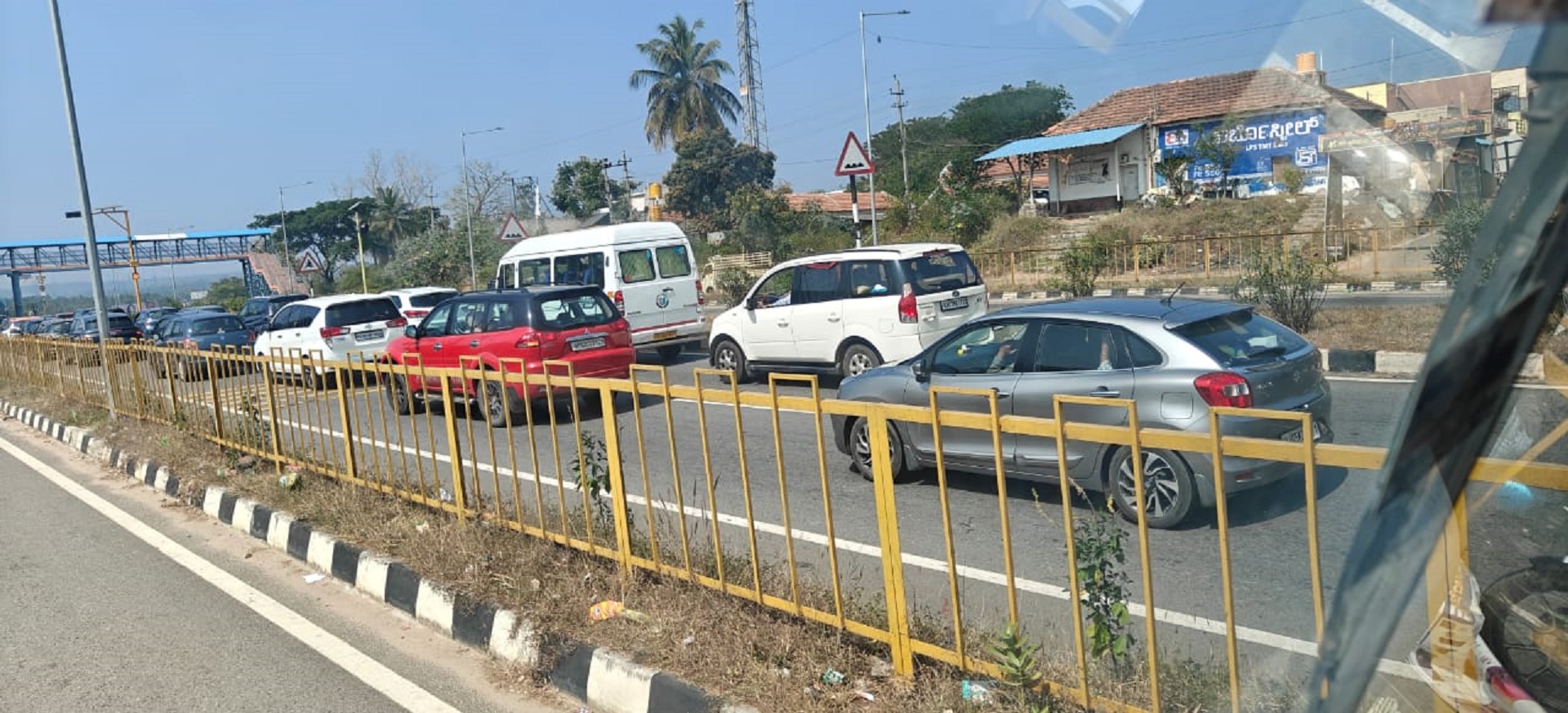 ಹಾಸನ ತಾಲ್ಲೂಕಿನ ಶಾಂತಿಗ್ರಾಮ ಟೋಲ್‌ ಬಳಿ ಹೆದ್ದಾರಿಯಲ್ಲಿ ಕಂಡು ಬಂದ ವಾಹನಗಳು.