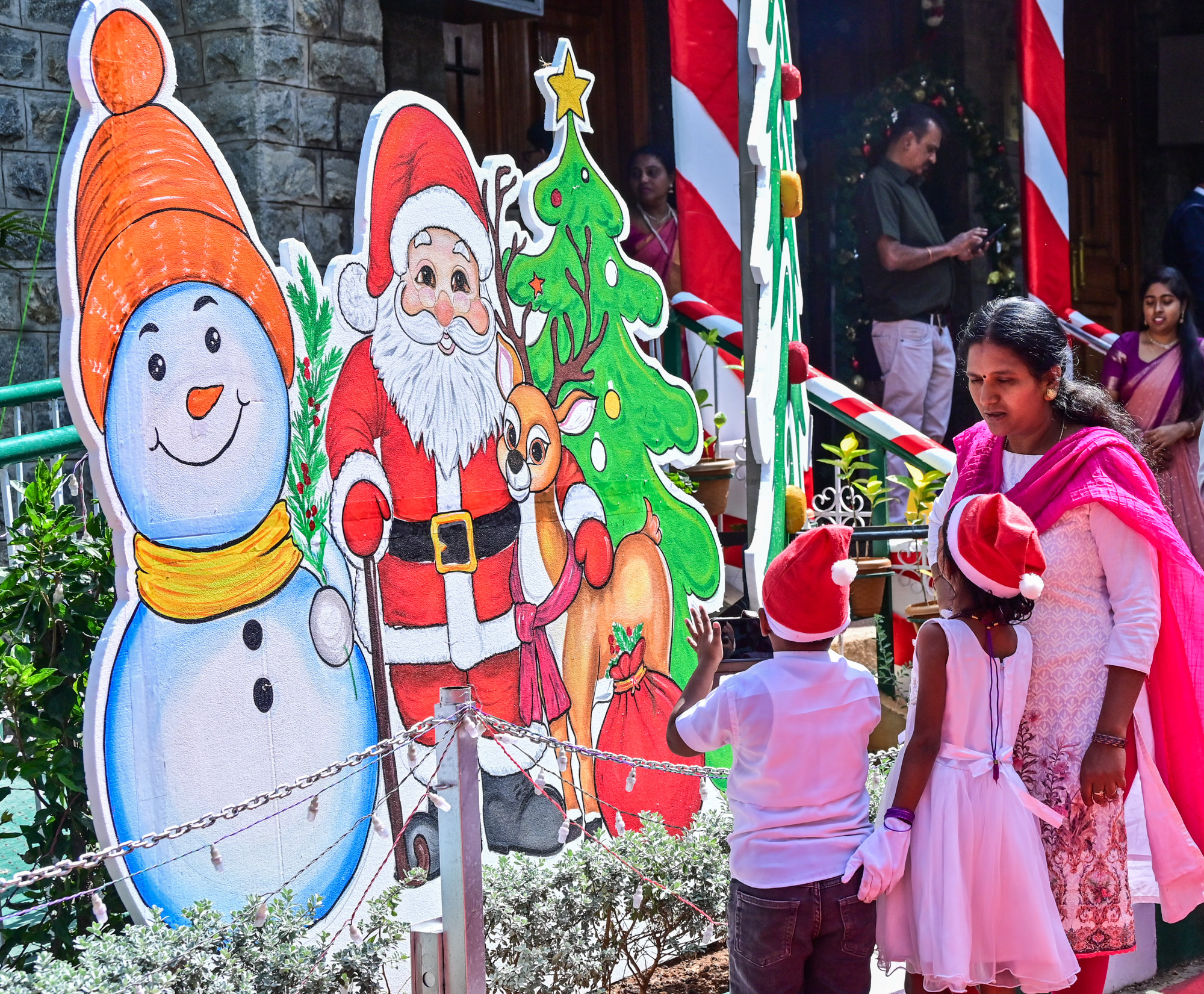 ಹಡ್ಸನ್‌ ಮೆಮೋರಿಯಲ್‌ ಚರ್ಚ್‌ ಆವರಣದಲ್ಲಿ ಮಕ್ಕಳು ಸೆಂಟಾಕ್ಲಾಸ್‌ನ ಚಿತ್ರ ತೆಗೆದರು
ಪ್ರಜಾವಾಣಿ ಚಿತ್ರ: ಪ್ರಶಾಂತ್ ಎಚ್.ಜಿ.
