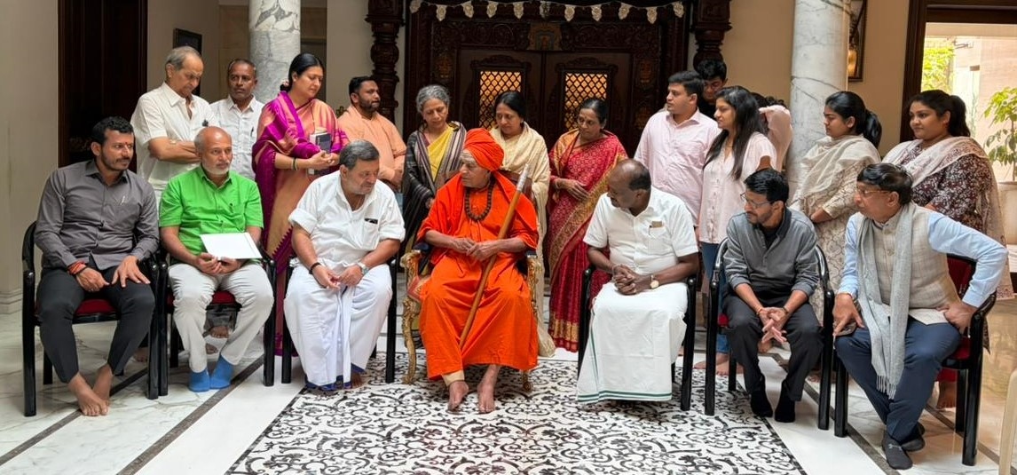 ದಾವಣಗೆರೆಯ ಶಾಮನೂರು ಶಿವಶಂಕರಪ್ಪ ಅವರ ಮನೆಗೆ ಗುರುವಾರ ಭೇಟಿ ನೀಡಿದ ಕೇಂದ್ರ ಸಚಿವ ಎಚ್‌.ಡಿ.ಕುಮಾರಸ್ವಾಮಿ ಅವರು ಕುಟುಂಬದ ಸದಸ್ಯರಿಗೆ ಸಾಂತ್ವನ ಹೇಳಿದರು