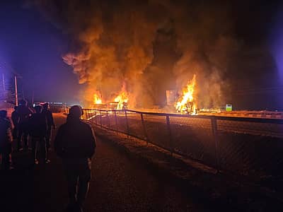 ಬೆಂಕಿ ಹೊತ್ತಿಕೊಂಡ ಪರಿಣಾಮ ಬಸ್‌ನಲ್ಲಿದ್ದ  ಹಲವು ಮಂದಿ ಸಜೀವ ದಹನ 