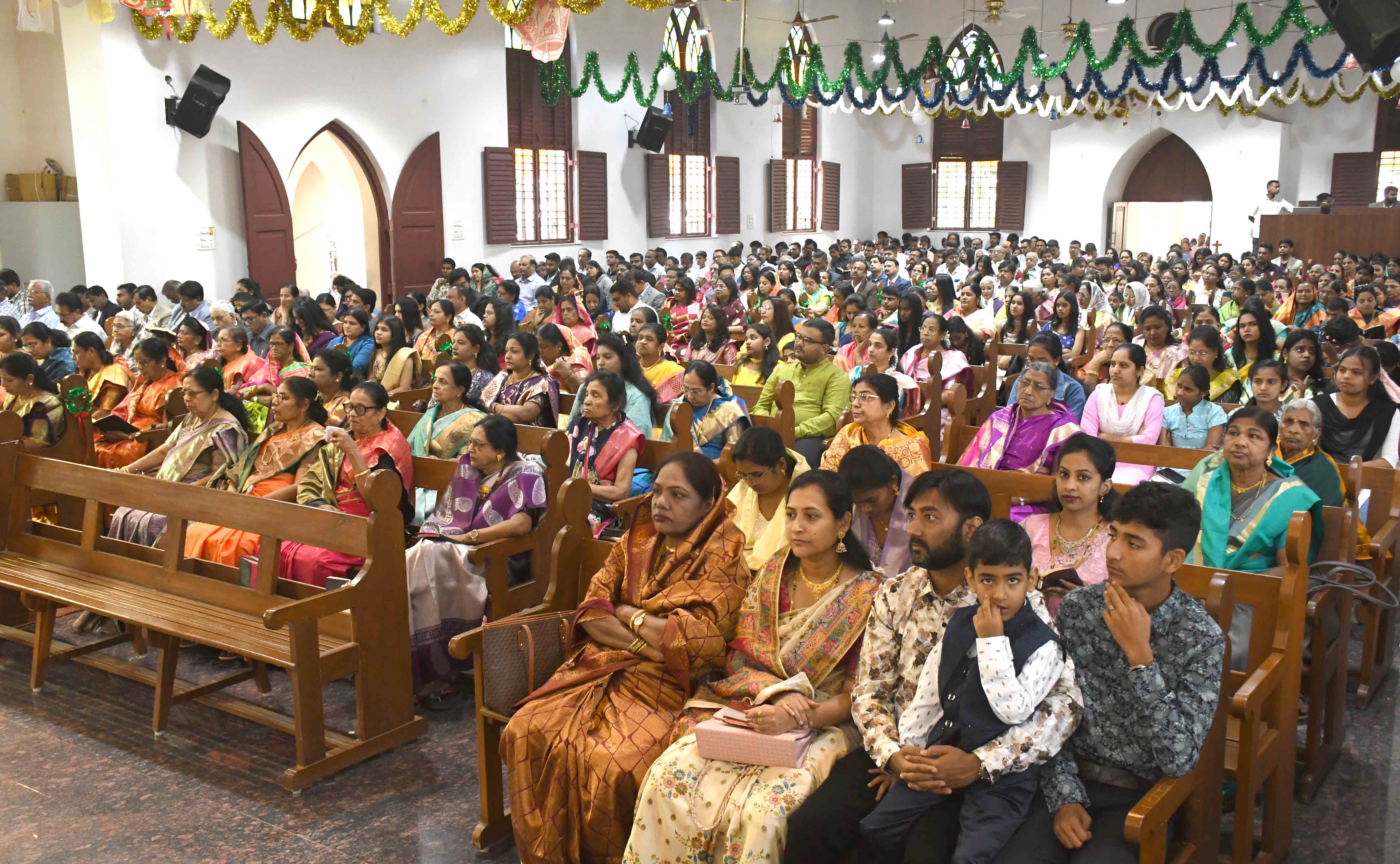 ಕ್ರಿಸ್‌ಮಸ್‌ ಅಂಗವಾಗಿ ಗುರುವಾರ ಧಾರವಾಡದ ಹೆಬಿಕ್‌ ಸ್ಮಾರಕ ಚರ್ಚ್‌ನಲ್ಲಿ ಜನರು ಪ್ರಾರ್ಥನೆ ಸಲ್ಲಿಸಿದರು