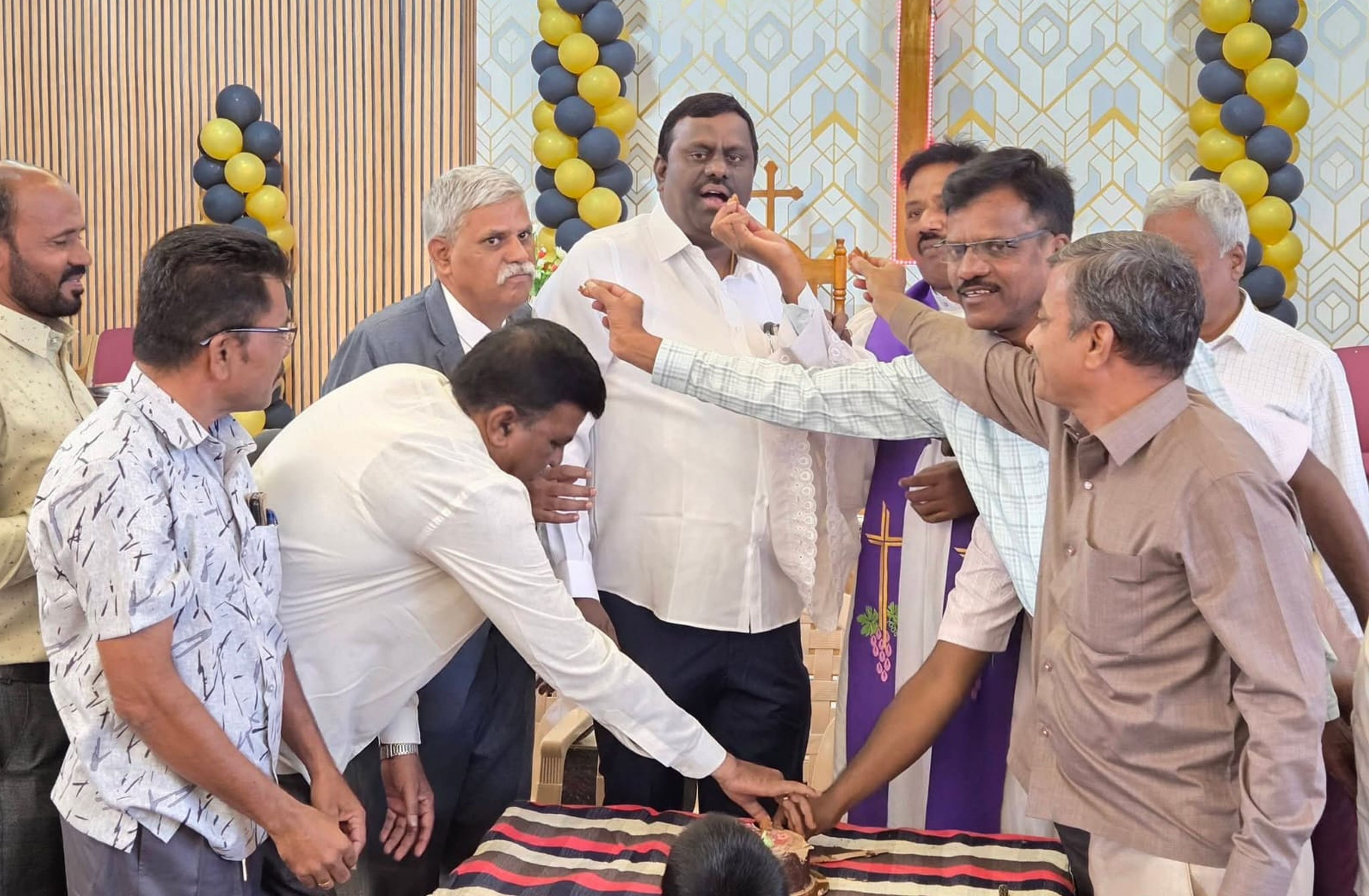 ಕೊಪ್ಪಳದ ಇಸಿಐ ಚರ್ಚ್‌ಗೆ ಭೇಟಿ ನೀಡಿದ ಶಾಸಕ ರಾಘವೇಂದ್ರ ಹಿಟ್ನಾಳ ಅವರಿಗೆ ಕ್ರೈಸ್ತ ಸಮುದಾಯದವರು ಕೇಕ್‌ ತಿನಿಸಿದರು