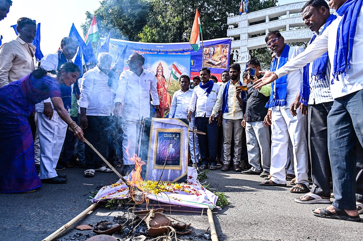 ‘ಜನರ ಮಸ್ತಕದಲ್ಲಿನ ಮನು ತೊಲಗಲಿ’