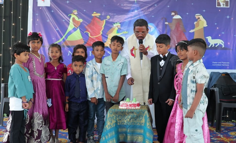 ಯಾದಗಿರಿ ನಗರದ ತಾತಾ ಸಿಮೆಂಡ್ಸ್ ಮೆಮೋರಿಯಲ್ ಮೆಥೋಡಿಸ್ಟ್ ಚರ್ಚ್‌ನಲ್ಲಿ ಗುರುವಾರ ಕೇಕ್ ಕತ್ತರಿಸಿ ಕ್ರಿಸ್‌ಮಸ್ ಆಚರಿಸಲಾಯಿತು