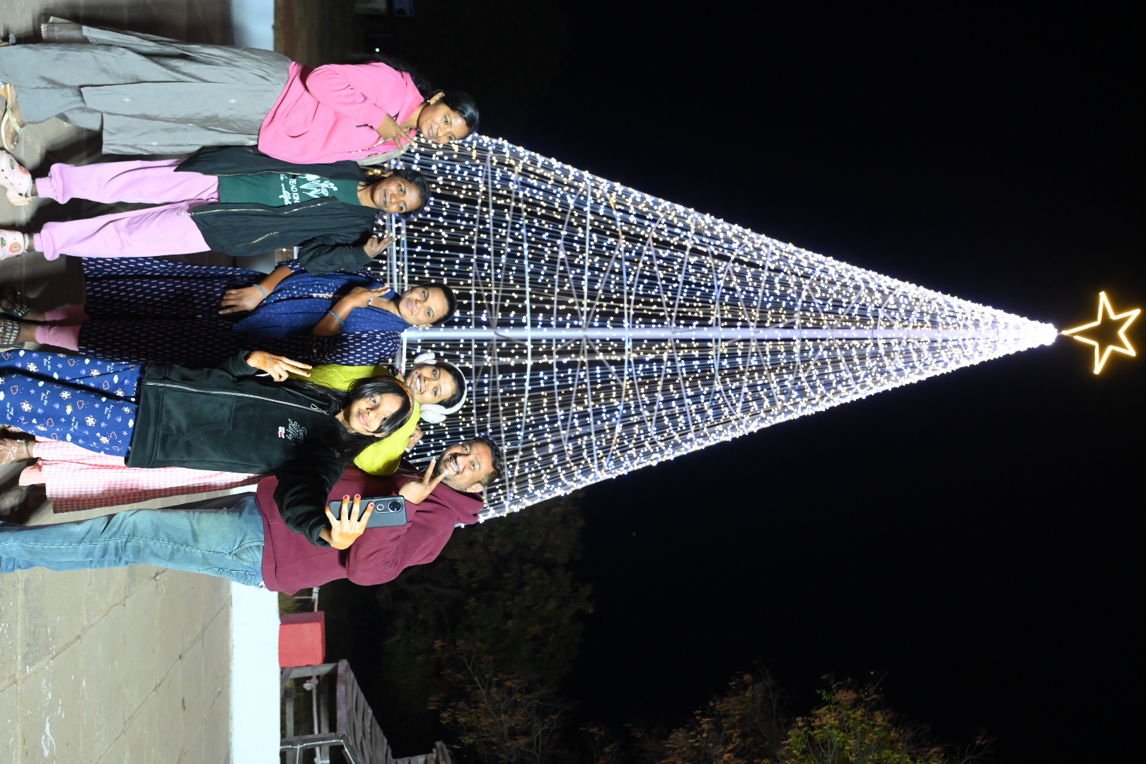 ವಿದ್ಯುತ್‌ ದೀಪಗಳಿಂದ ಅಲಂಕರಿಸಿದ ಕ್ರಿಸ್‌ಮಸ್‌ ಟ್ರೀ ಎದುರು ಛಾಯಾಚಿತ್ರದ ಪುಳಕ