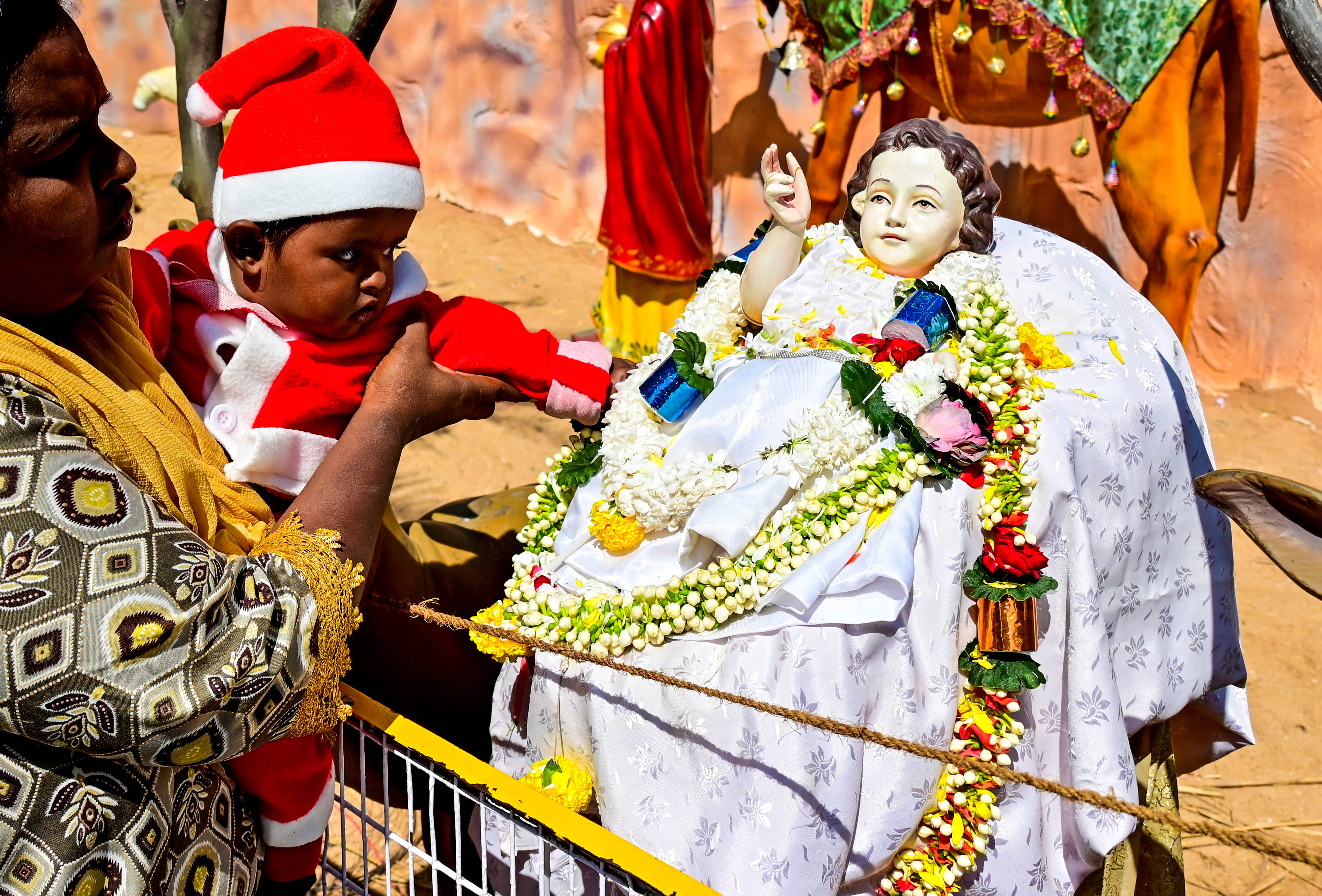 ವಿವೇಕನಗರದ ಇನ್ಫ್ಯಾಂಟ್‌ ಜೀಸಸ್ ಚರ್ಚ್ ಆವರಣದಲ್ಲಿ ಬಾಲ ಯೇಸುವಿನ ಮೂರ್ತಿಗೆ ಪುಟಾಣಿಯೊಬ್ಬರು ನಮಸ್ಕರಿಸಿದ ದೃಶ್ಯ
ಪ್ರಜಾವಾಣಿ: ರಂಜು ಪಿ.