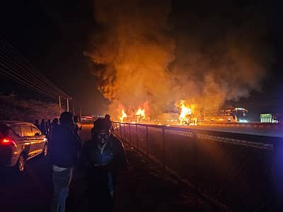 ಬೆಂಗಳೂರು ಕಡೆಗೆ ಹೊರಟಿದ್ದ ಕಂಟೈನರ್ ಡಿವೈಡರ್‌ಗೆ ಡಿಕ್ಕಿಯಾಗಿ ಎದುರಿನಿಂದ ಬರುತ್ತಿದ್ದ ಬಸ್‌ಗೆ ಡಿಕ್ಕಿ ಹೊಡೆದಿದೆ.