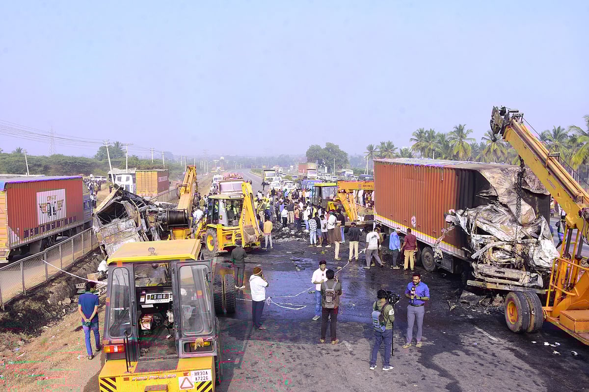 ಹೊತ್ತಿ ಉರಿದ ಬಸ್‌, ಭಯಭೀತರಾದ ಜನ: 2 ಕಿ.ಮೀ.ವರೆಗೂ ಚಾಚಿದ ಬೆಂಕಿಯ ಜ್ವಾಲೆ