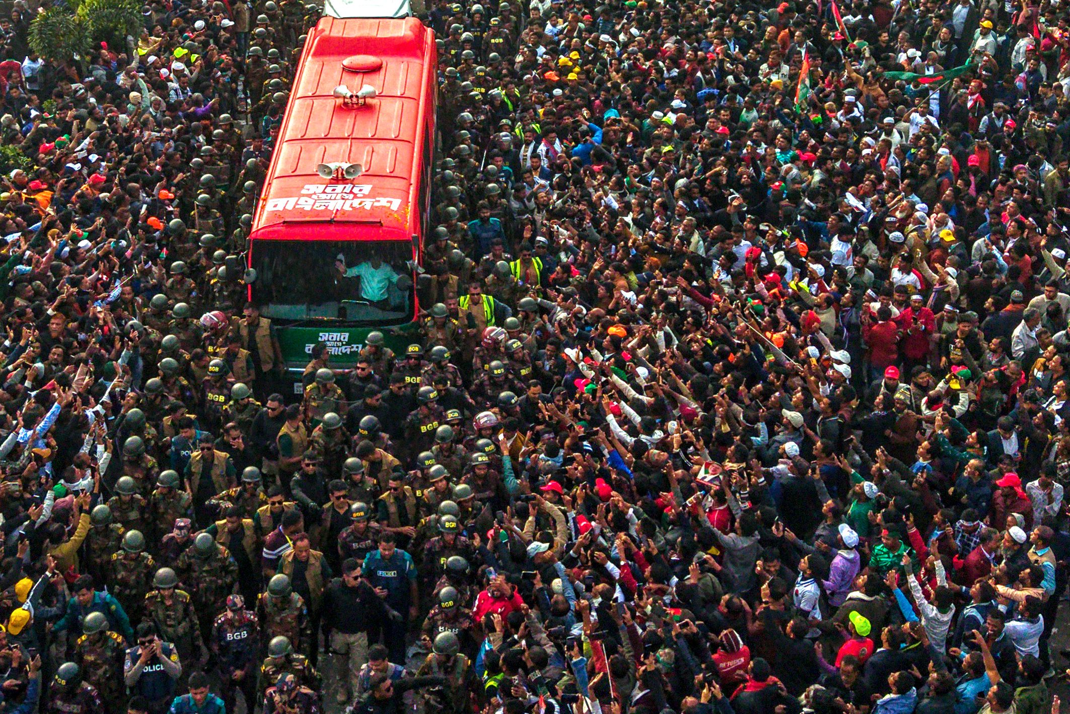 ಢಾಕಾದಲ್ಲಿ ಬಿಎನ್‌ಪಿ ತಾರಿಕ್‌ ರೆಹಮಾನ್‌ ಅವರಿದ್ದ ಬಸ್‌ ಸುತ್ತವರಿದ ಅಪಾರ ಸಂಖ್ಯೆಯ ಅಭಿಮಾನಿಗಳು  ಎಎಫ್‌ಪಿ ಚಿತ್ರ