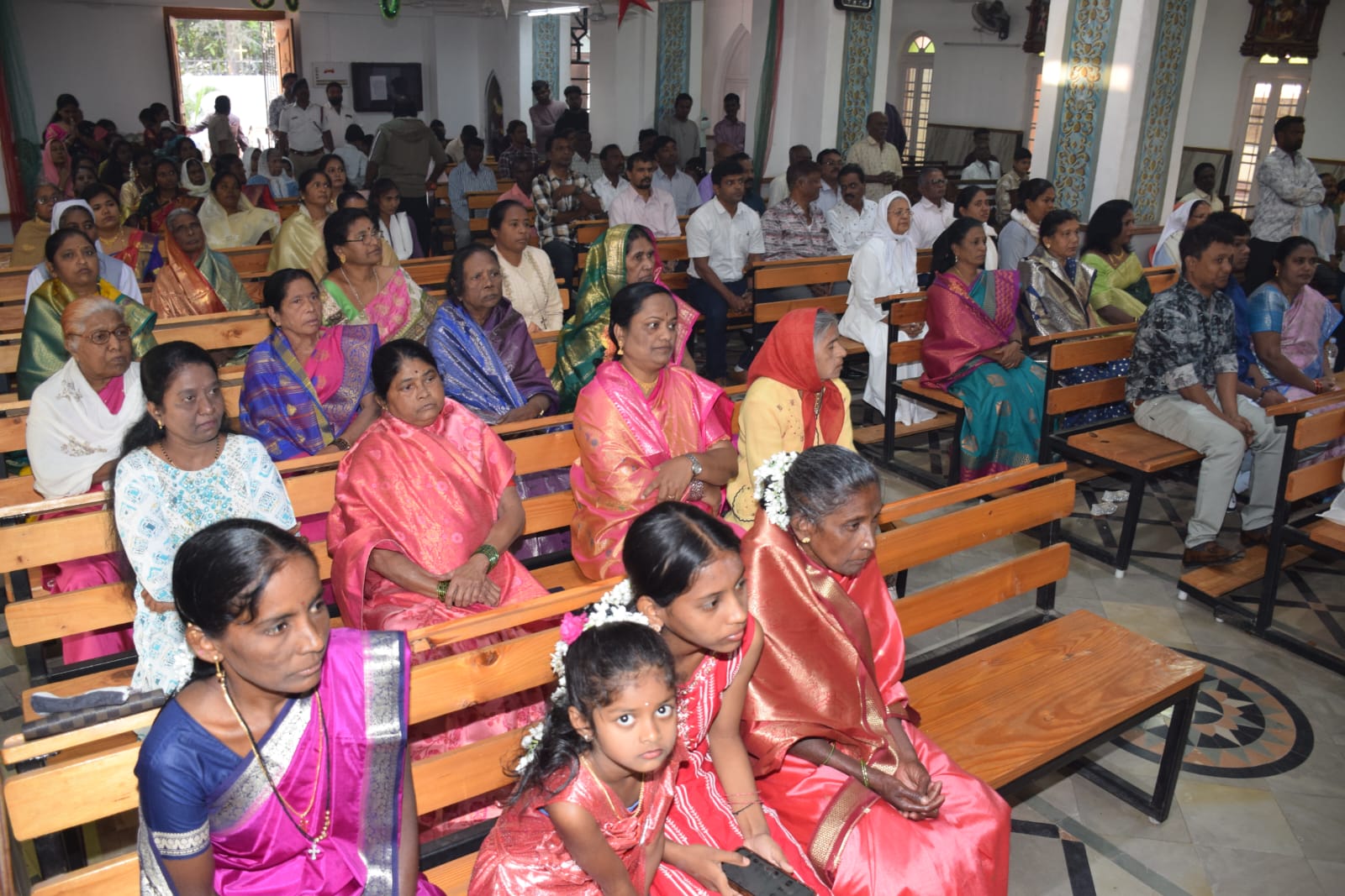 ಕ್ರಿಸ್‌ಮಸ್‌ ಪ್ರಾರ್ಥನೆಯಲ್ಲಿ ಭಾಗವಹಿಸಿದ್ದ ಜನರು