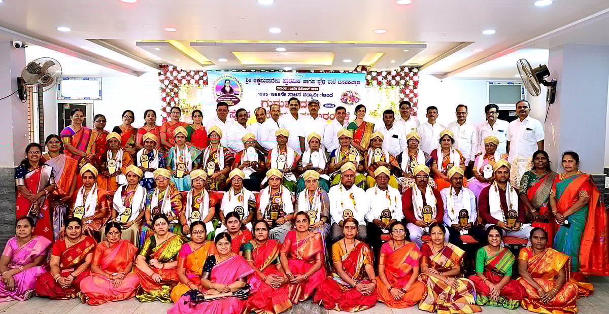 ಬಸವಕಲ್ಯಾಣ: ಹಳೆ ವಿದ್ಯಾರ್ಥಿಗಳಿಂದ ಗುರುವಂದನೆ