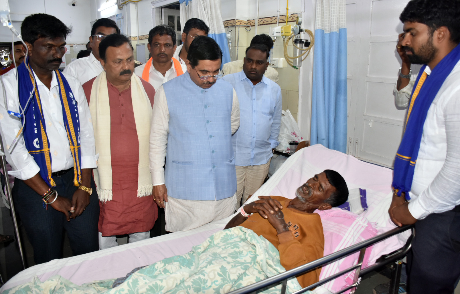 ಹುಬ್ಬಳ್ಳಿಯ ವಿವೇಕಾನಂದ ಆಸ್ಪತ್ರೆಯಲ್ಲಿ ಕೇಂದ್ರ ಸಚಿವ ಪ್ರಲ್ಹಾದ ಜೋಶಿ ಅವರು ಗುರುವಾರ ಸಂತ್ರಸ್ತರ ಆರೋಗ್ಯ ವಿಚಾರಿಸಿದರು