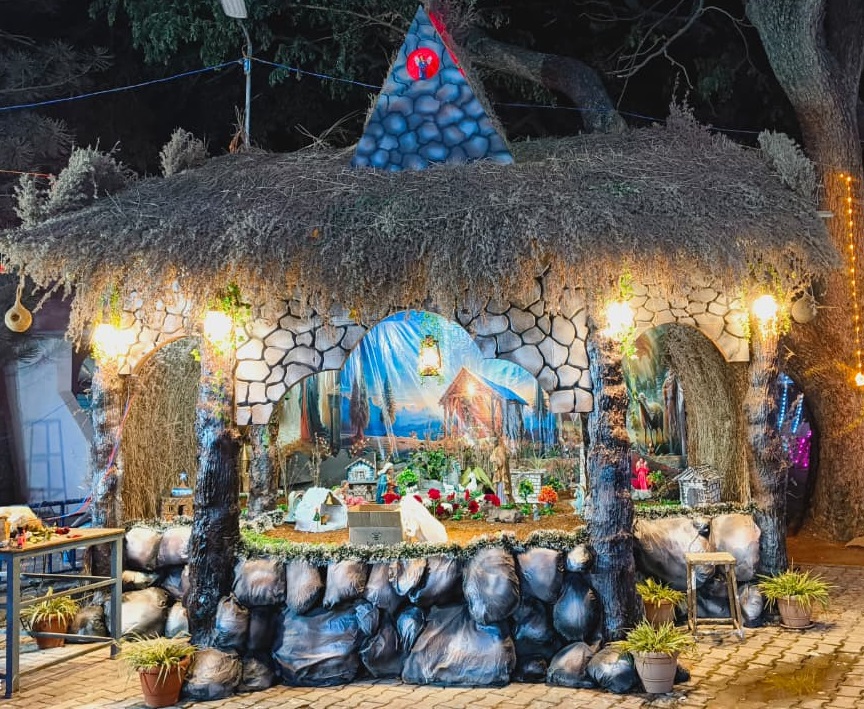 ರಾಮನಗರದ ಲೂರ್ದು ಮಾರ್ತೆ ಚರ್ಚ್‌ ಆವರಣದಲ್ಲಿ ಕ್ರಿಸ್‌ಮಸ್ ಪ್ರಯುಕ್ತ ನಿರ್ಮಿಸಿರುವ ಗೋದಲಿ ಗಮನ ಸೆಳೆಯಿತು