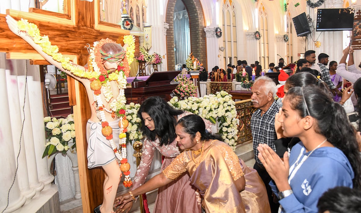 ಮೈಸೂರಿನಲ್ಲಿ ಕ್ರಿಸ್‌ಮಸ್‌: ಚರ್ಚ್‌ಗಳಲ್ಲಿ ವಿಶೇಷ ಪ್ರಾರ್ಥನೆ, ಶುಭಾಶಯ ವಿನಿಮಯ