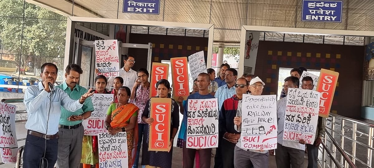 ಧಾರವಾಡ: ರೈಲು ಪ್ರಯಾಣದರ ಹೆಚ್ಚಳ ಕೈಬಿಡಲು ಆಗ್ರಹ