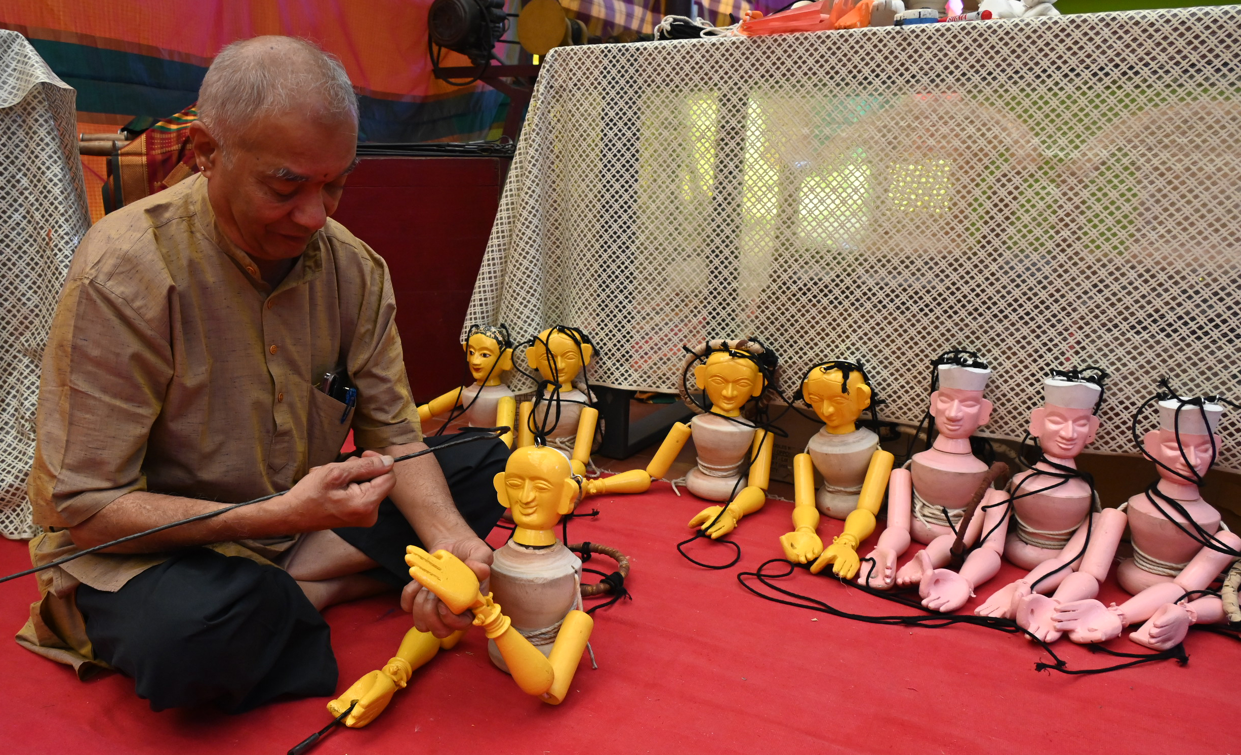 ಧಾತು ಬೊಂಬೆ ಉತ್ಸವದ ಕಾರ್ಯಾಗಾರದಲ್ಲಿ ಕಲಾವಿದ ದತ್ರಾತ್ರೇಯ ಅರಳೀಕಟ್ಟೆ
ಪ್ರಜಾವಾಣಿ ಚಿತ್ರ ಕಿಶೋರ್ ಕುಮಾರ್ ಬೋಳಾರ್