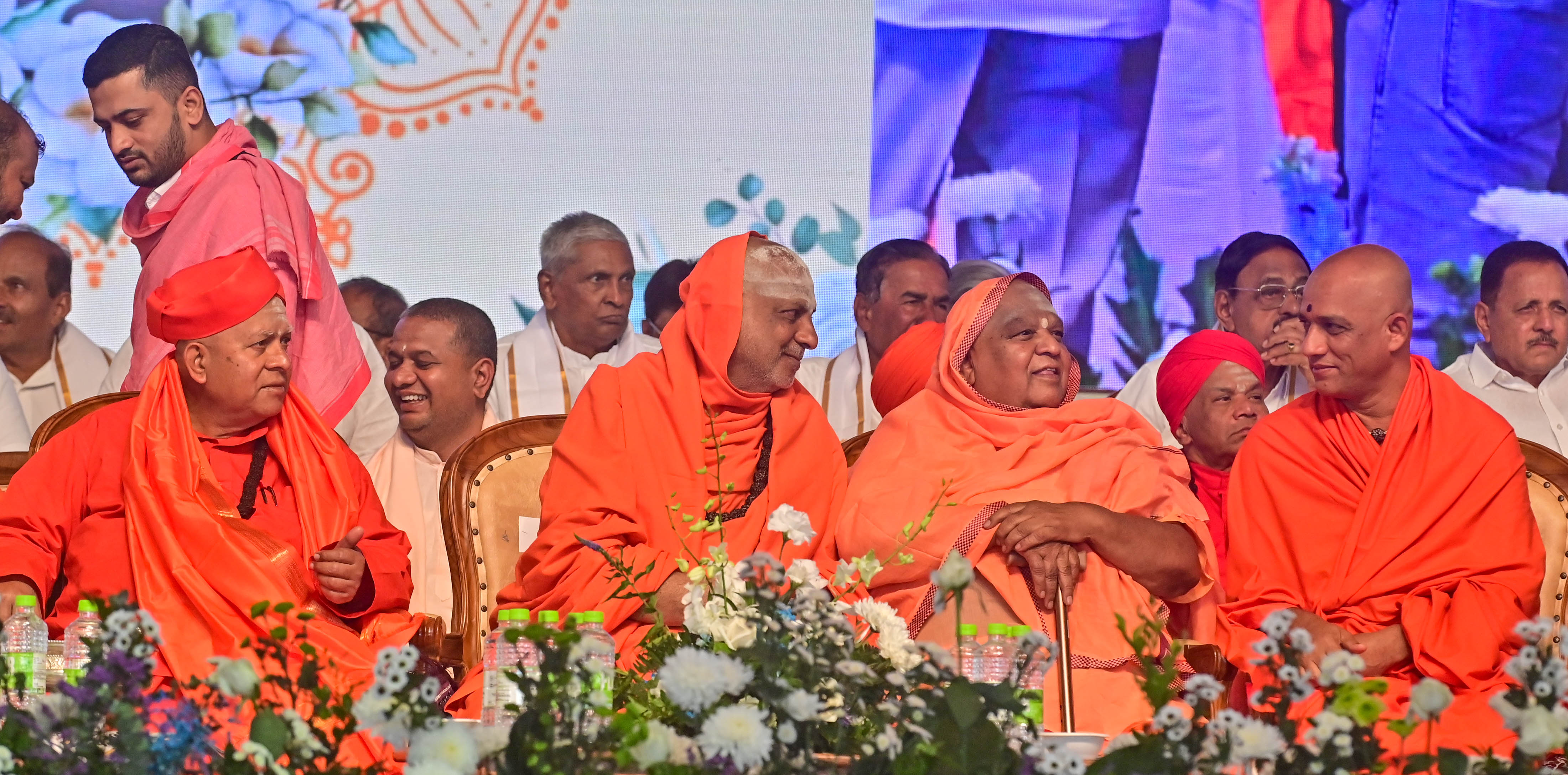 ದಾವಣಗೆರೆಯ ಕಲ್ಲೇಶ್ವರ ಮಿಲ್ ಸಮೀಪ ಶುಕ್ರವಾರ ಆಯೋಜಿಸಿದ್ದ ಶಾಮನೂರು ಶಿವಶಂಕರಪ್ಪ ನುಡಿ ನಮನ ಕಾರ್ಯಕ್ರಮದಲ್ಲಿ ತರಳಬಾಳು ಮಠದ ಶಿವಮೂರ್ತಿ ಶಿವಾಚಾರ್ಯ ಸ್ವಾಮೀಜಿ ಸುತ್ತೂರು ಮಠದ ಶಿವರಾತ್ರಿ ದೇಶಿಕೇಂದ್ರ ಸ್ವಾಮೀಜಿ ಕೋಡಿಮಠದ ಶಿವಾನಂದ ಶಿವಯೋಗಿ ಸ್ವಾಮೀಜಿ ಆದಿಚುಂಚನಗಿರಿಯ ನಿರ್ಮಲಾನಂದನಾಥ ಸ್ವಾಮೀಜಿ ಪಾಲ್ಗೊಂಡಿದ್ದರು –ಪ್ರಜಾವಾಣಿ ಚಿತ್ರ/ ಸತೀಶ ಬಡಿಗೇರ್