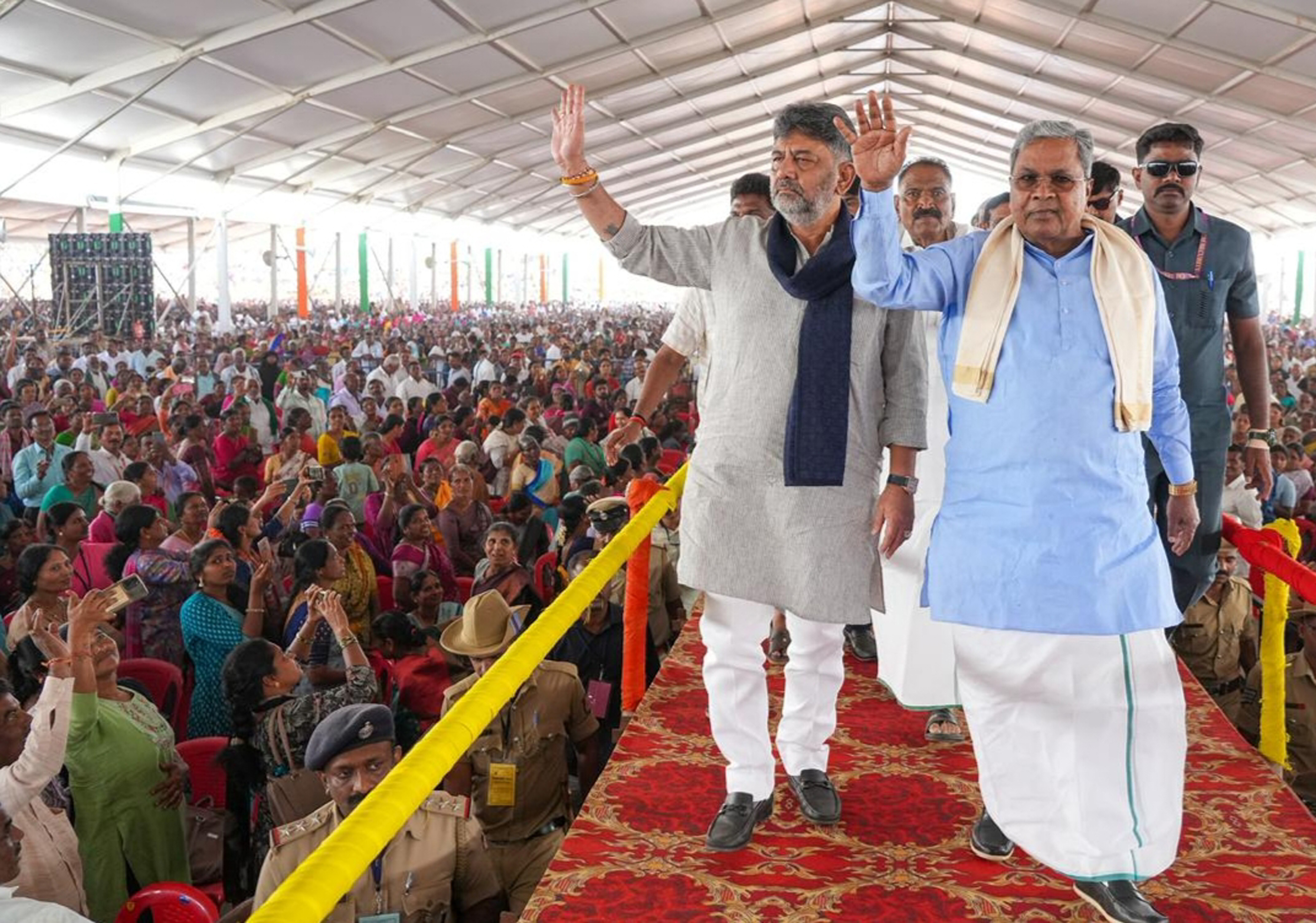 ಹಾಸನದಲ್ಲಿ ನಡೆದ ಸರ್ಕಾರಿ ಸೇವೆ ಸಮರ್ಪಣಾ ಕಾರ್ಯಕ್ರಮದಲ್ಲಿ ಭಾಗವಹಿಸಿದ್ದ ಉಪ ಮುಖ್ಯಮಂತ್ರಿ ಡಿ.ಕೆ. ಶಿವಕುಮಾರ್‌ ಮುಖ್ಯಮಂತ್ರಿ ಸಿದ್ದರಾಮಯ್ಯ ಜನರತ್ತ ಕೈಬೀಸಿದರು.