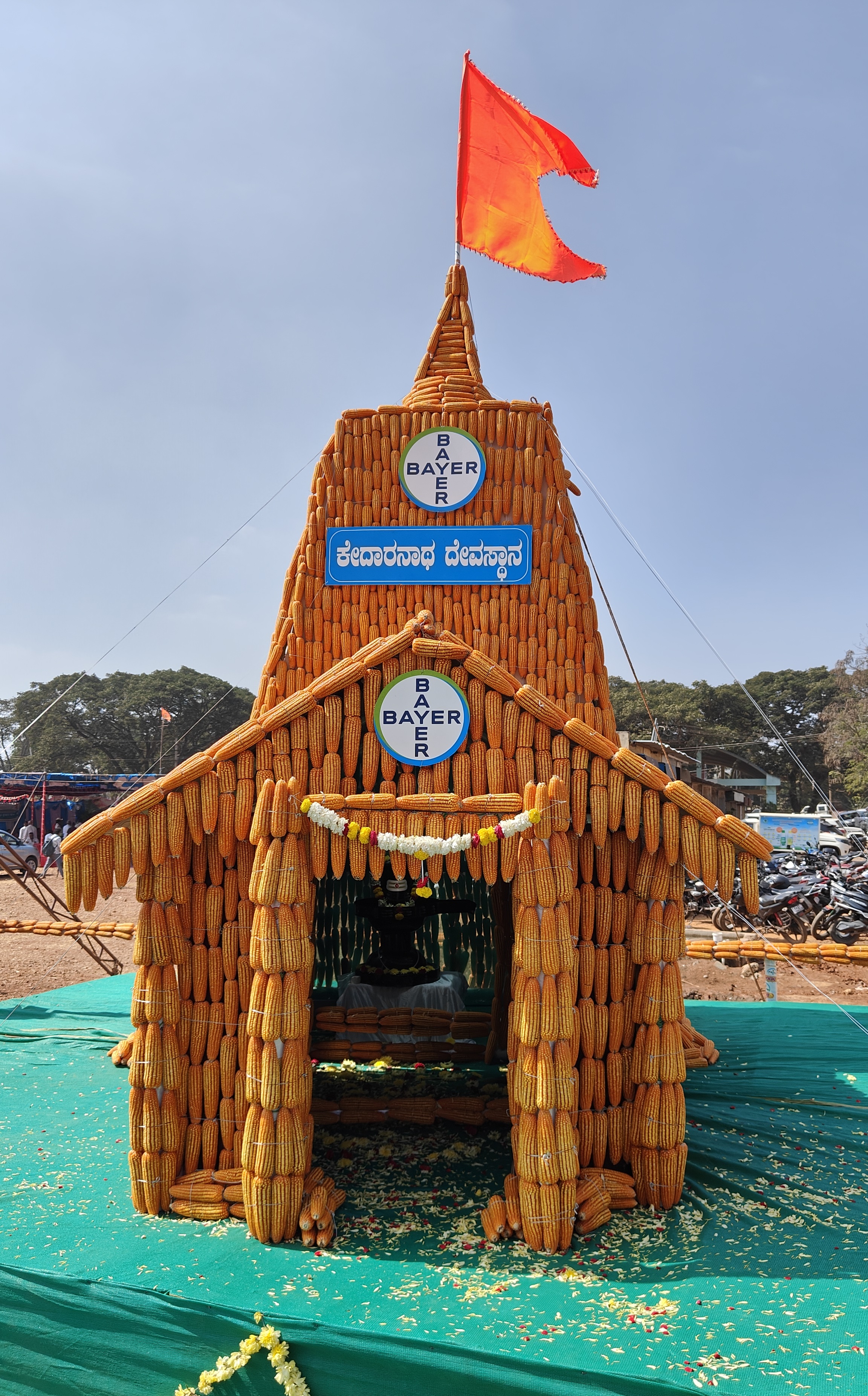 ಹಾವೇರಿಯಲ್ಲಿ ಆಯೋಜಿಸಿರುವ ಕೃಷಿ ಮೇಳದಲ್ಲಿ ಗಮನ ಸೆಳೆಯುತ್ತಿರುವ ಮೆಕ್ಕೆಜೋಳದ ಕೇದಾರನಾಥ ಸ್ವಾಮಿ ದೇವಸ್ಥಾನದ ಮಾದರಿ