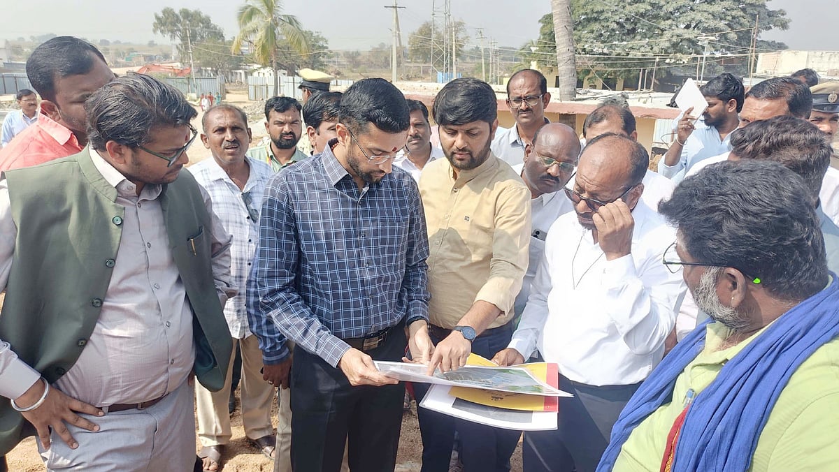 ಸಿಂಧನೂರು: ಅಂಬಾಮಠಕ್ಕೆ ಡಿಸಿ, ಜಿ.ಪಂ ಸಿಇಒ ಭೇಟಿ ಪೂರ್ವ ಸಿದ್ಧತೆಗಳ ವೀಕ್ಷಣೆ