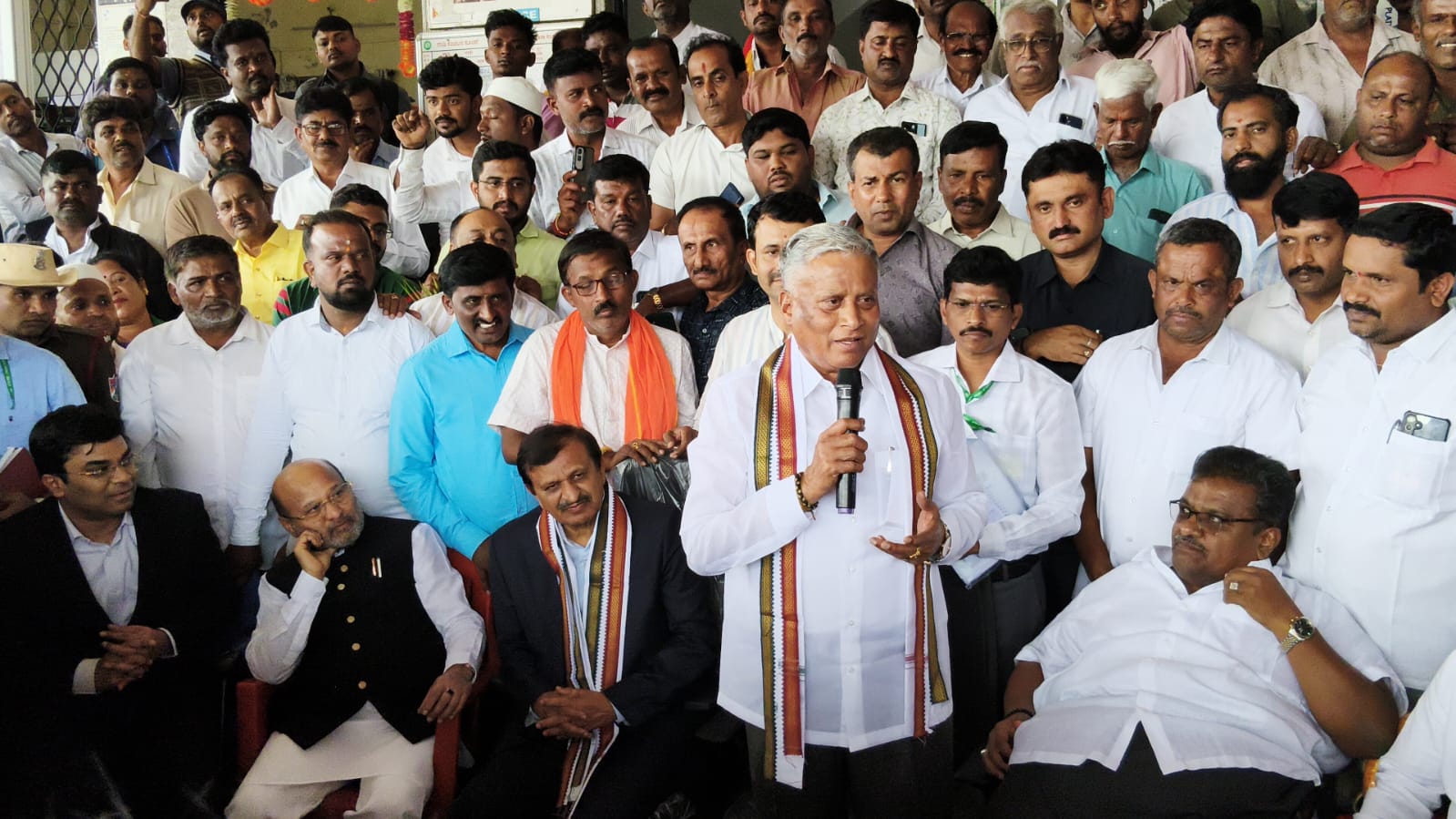 ರಾಮನಗರ ರೈಲು ನಿಲ್ದಾಣದ ಆಧುನೀಕರಣ ಕಾಮಗಾರಿ ವೀಕ್ಷಣೆ ಬಳಿಕ ರೈಲ್ವೆ ಸಚಿವ ಸೋಮಣ್ಣ ಅವರು ಸಾರ್ವಜನಿಕರನ್ನು ಉದ್ದೇಶಿಸಿ ಮಾತನಾಡಿದರು. ಜಿಲ್ಲಾಧಿಕಾರಿ ಯಶವಂತ್ ವಿ. ಗುರುಕರ್ ಶಾಸಕ ಎಚ್.ಎ. ಇಕ್ಬಾಲ್ ಹುಸೇನ್ ಸಂಸದ ಡಾ. ಸಿ.ಎನ್. ಮಂಜುನಾಥ್ ನಗರಸಭೆ ಅಧ್ಯಕ್ಷ ಕೆ. ಶೇಷಾದ್ರಿ ಶಶಿ ಗ್ಯಾರಂಟಿ ಯೋಜನೆಗಳ ಅನುಷ್ಠಾನ ಸಮಿತಿ ಜಿಲ್ಲಾಧ್ಯಕ್ಷ ಕೆ. ರಾಜು ಹಾಗೂ ಇತರರು ಇದ್ದಾರೆ