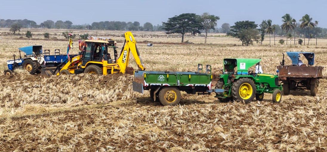 ಡೋಜರ್‌ ಬಳಸಿ ಹೊಲ ಮಟ್ಟ ಮಾಡುತ್ತಿರುವುದು