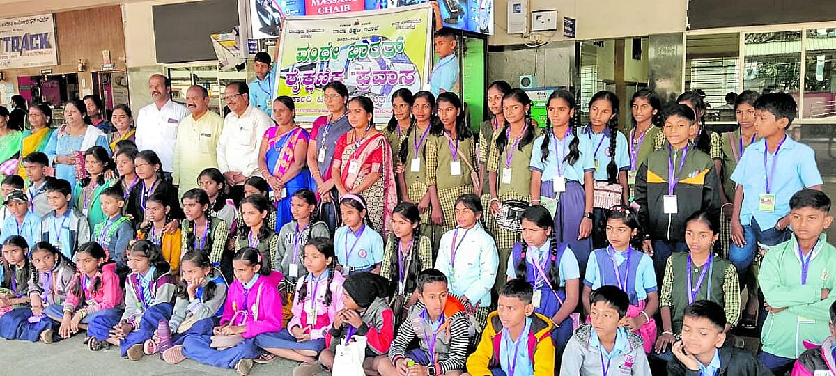 ಕಡರನಾಯ್ಕನಹಳ್ಳಿ: ವಂದೇ ಭಾರತ್‌ ರೈಲಿನಲ್ಲಿ ವಿದ್ಯಾರ್ಥಿಗಳ ಪ್ರವಾಸ
