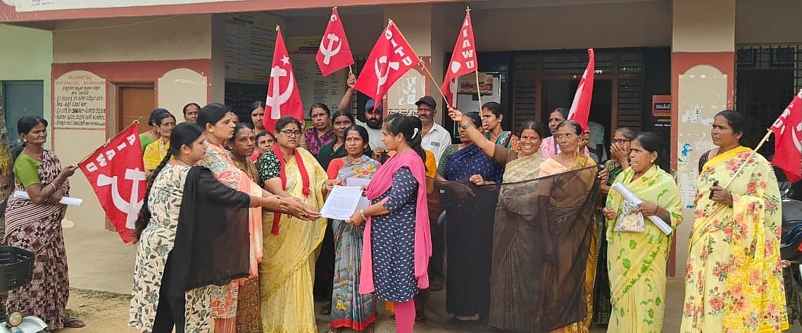 ಮಂಡ್ಯ | 'ಜಿ ರಾಮ್‌ ಜಿ’ ವಿರೋಧಿಸಿ ಗೋ ಬ್ಯಾಕ್‌ ಚಳವಳಿ 