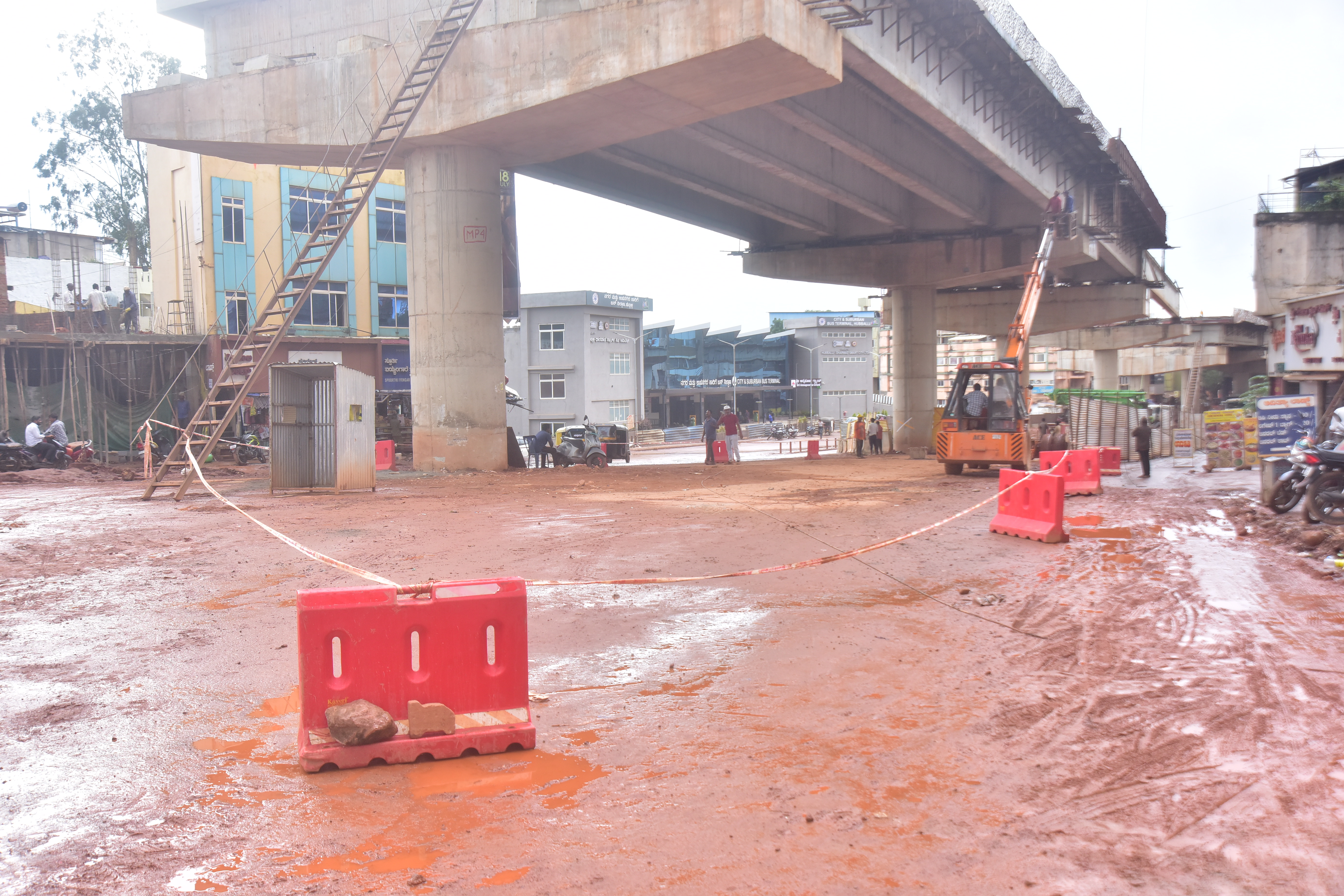 ಹುಬ್ಬಳ್ಳಿಯ ಮೇಲ್ಸೇತುವೆ ಕಾಮಗಾರಿ ಬಳಿ ಮಳೆಯಿಂದ ಕೆಸರುಮಯವಾದ ರಸ್ತೆ