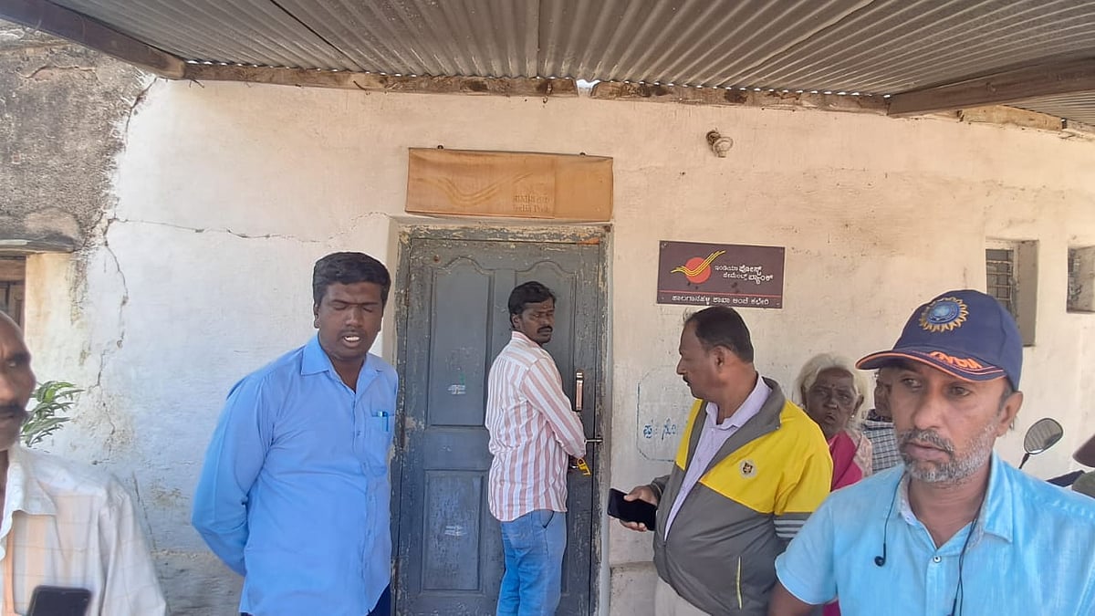 ಗೌರಿಬಿದನೂರು: ಹಾಲಗಾನಹಳ್ಳಿ ಅಂಚೆ ಕಚೇರಿಗೆ ಮುತ್ತಿಗೆ