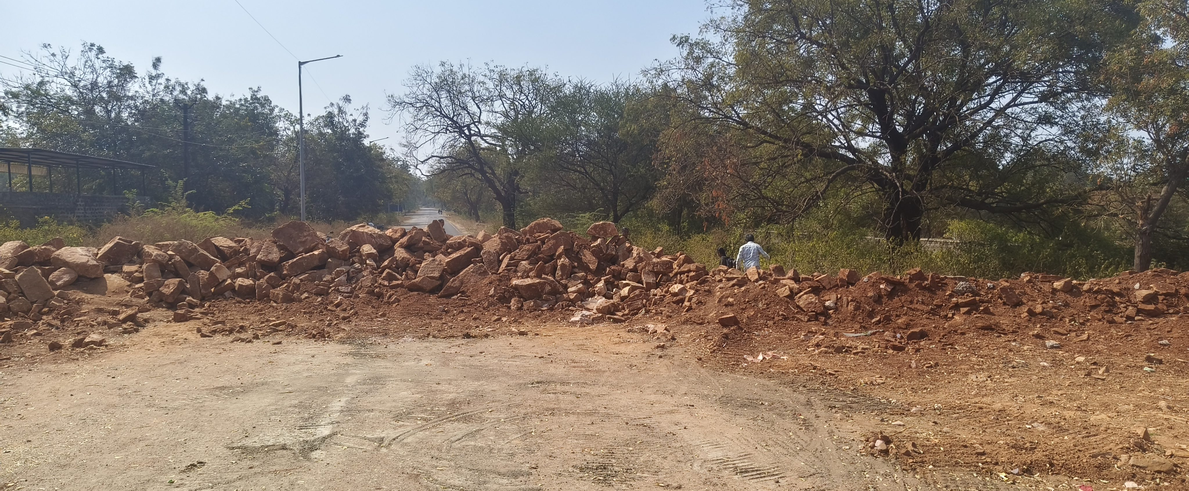 ಸೇತುವೆ ನಿರ್ಮಾಣಕ್ಕಾಗಿ ಬಂದಾಗಿರುವ ಆಲಮಟ್ಟಿ- ನಿಡಗುಂದಿ ರಸ್ತೆ