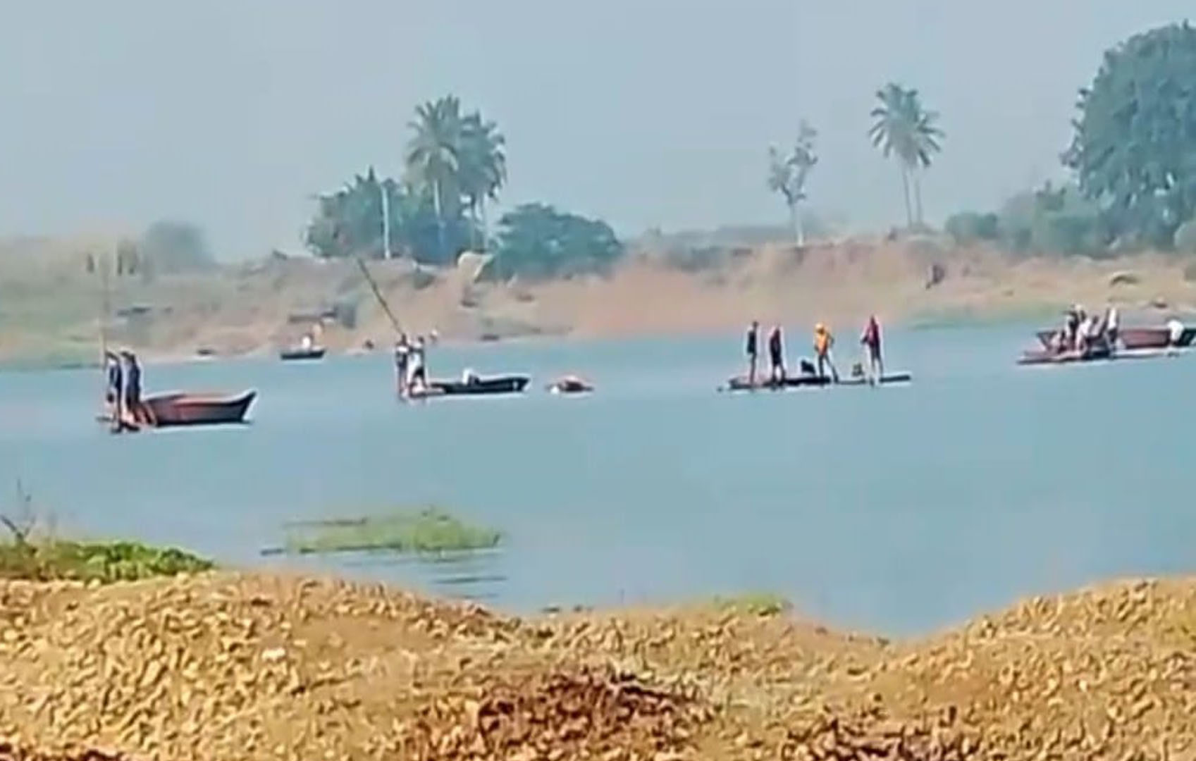 ಹೂವಿನಹಡಗಲಿ ತಾಲ್ಲೂಕು ಹಿರೇಬನ್ನಿಮಟ್ಟಿ ಬಳಿ ತುಂಗಭದ್ರಾ ನದಿಯಲ್ಲಿ ತೆಪ್ಪಗಳ ಮೂಲಕ ಮರಳು ಸಾಗಣೆ ಮಾಡುತ್ತಿರುವುದು