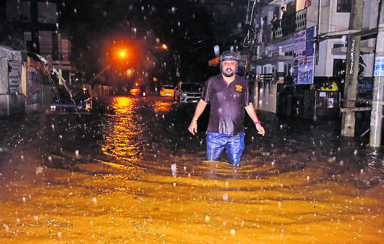 ಹುಬ್ಬಳ್ಳಿಯಲ್ಲಿ ಸುರಿದ ಮಳೆಯಿಂದ ದೇಶಪಾಂಡೆನಗರದ ರಸ್ತೆ ಜಲಾವೃತವಾಗಿತ್ತು
