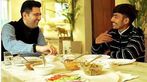 ಬ್ಲಿಂಕಿಟ್‌ ಕಾರ್ಮಿಕನನ್ನು ಭೇಟಿಯಾದ ಎಎಪಿ ನಾಯಕ ರಾಘವ್ ಚಡ್ಡಾ: ಕಾರಣ ಏನು?