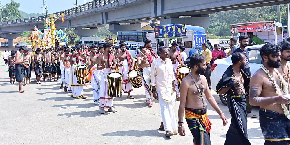 ನಾಪೋಕ್ಲು |ಮಂಡಲಪೂಜೆ: ಶೋಭಾಯಾತ್ರೆ ಸಂಭ್ರಮ