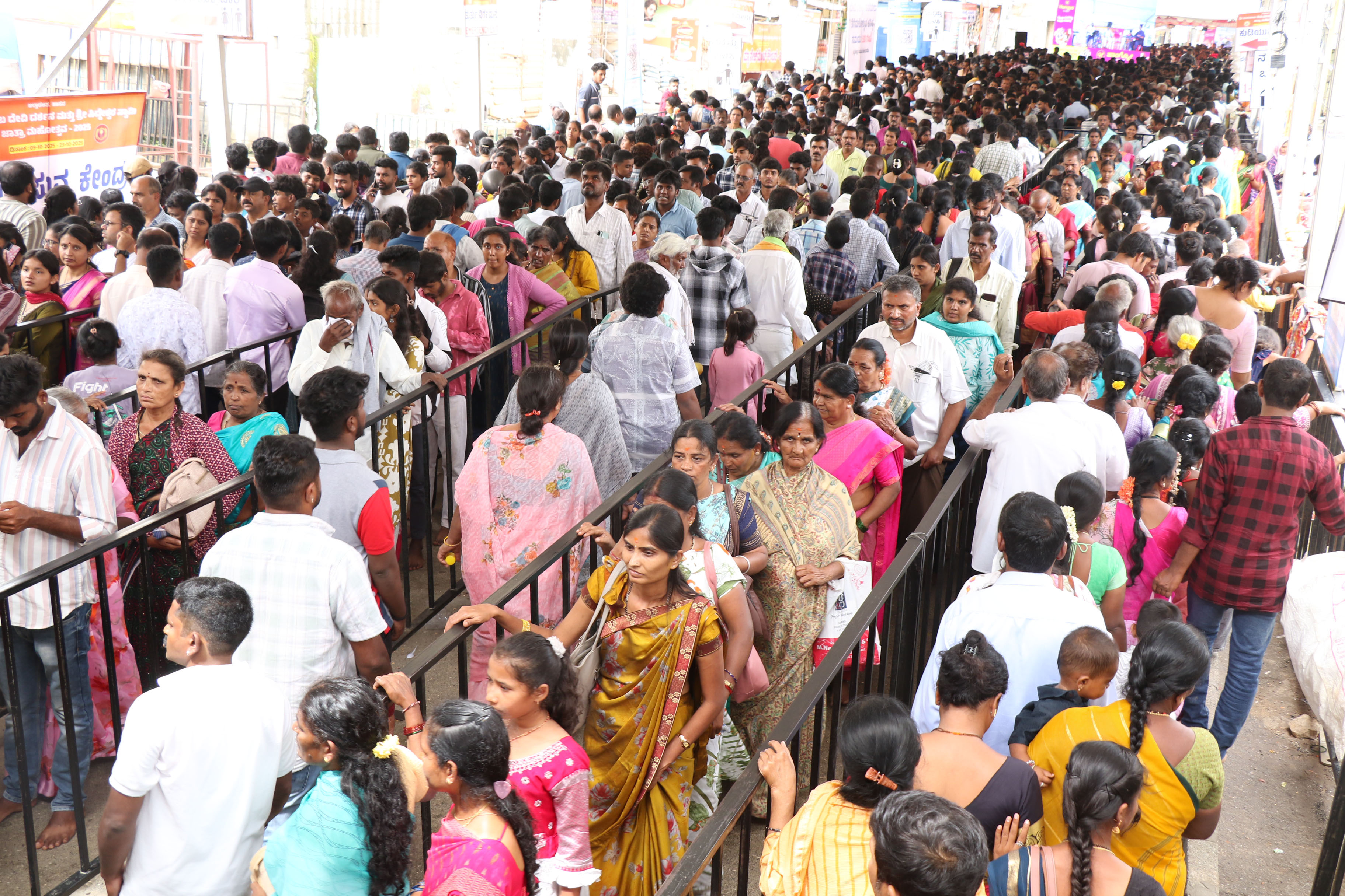 ಹಾಸನಾಂಬೆಯ ಧರ್ಮದರ್ಶನದ ಸರದಿ ಸಾಲು