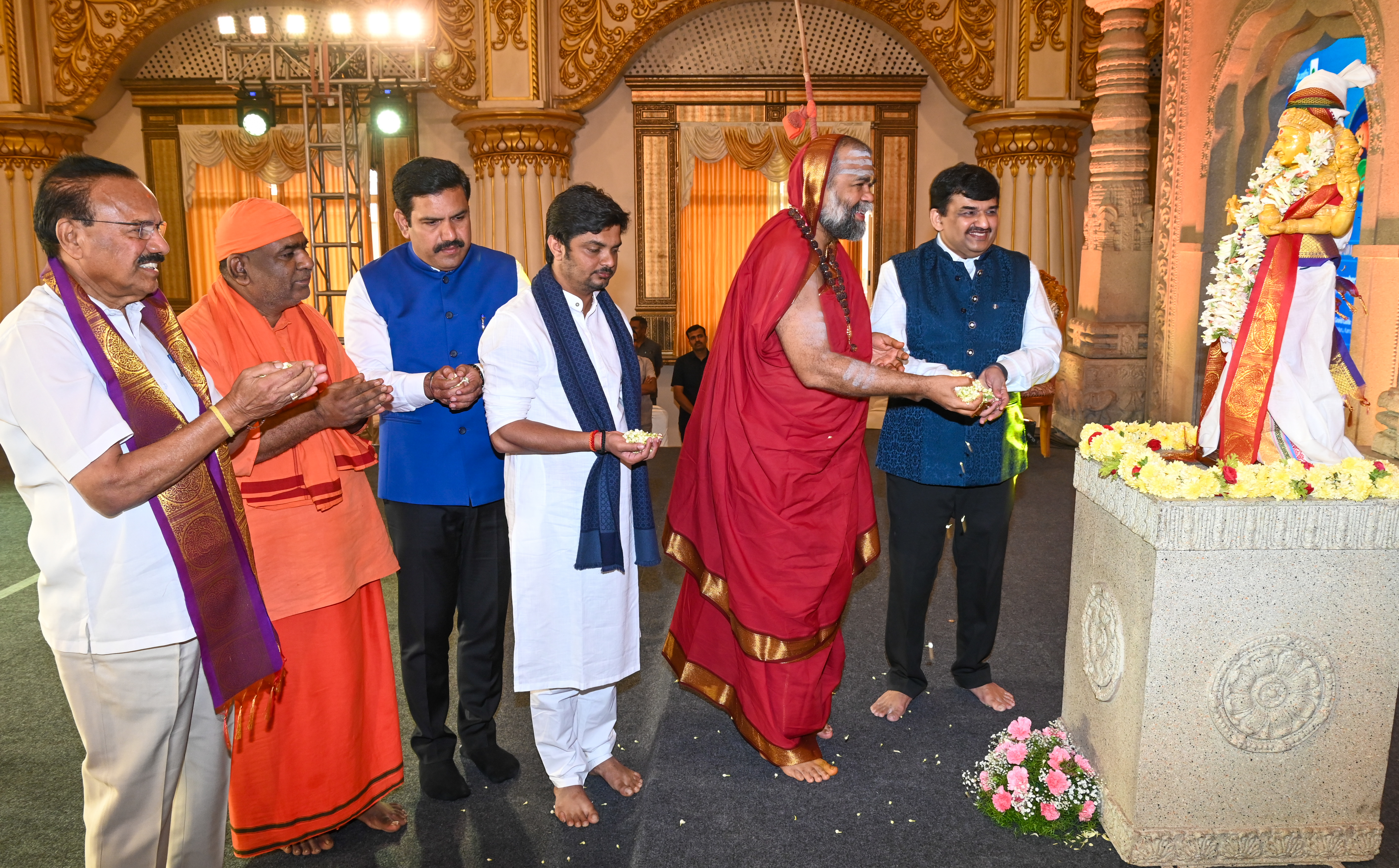 ಎರಡನೇ ಆಯುರ್ವೇದ ವಿಶ್ವ ಸಮ್ಮೇಳನದ ಎರಡನೇ ದಿನವಾದ ಶುಕ್ರವಾರ ಡಿ.ವಿ. ಸದಾನಂದ ಗೌಡ ಸುಖಾನಂದ ಜೀ ಮಹಾರಾಜ್ ಬಿ.ವೈ. ವಿಜಯೇಂದ್ರ ವಿನಯ್ ಗುರೂಜಿ ಸ್ವಯಂಪ್ರಕಾಶ ಸಚ್ಚಿದಾನಂದ ಸರಸ್ವತಿ ಸ್ವಾಮೀಜಿ ಮತ್ತು ಗಿರಿಧರ ಕಜೆ ಅವರು ಧನ್ವಂತರಿ ವಿಗ್ರಹಕ್ಕೆ ಪುಷ್ಪ ನಮನ ಸಲ್ಲಿಸಿದರು
ಪ್ರಜಾವಾಣಿ ಚಿತ್ರ