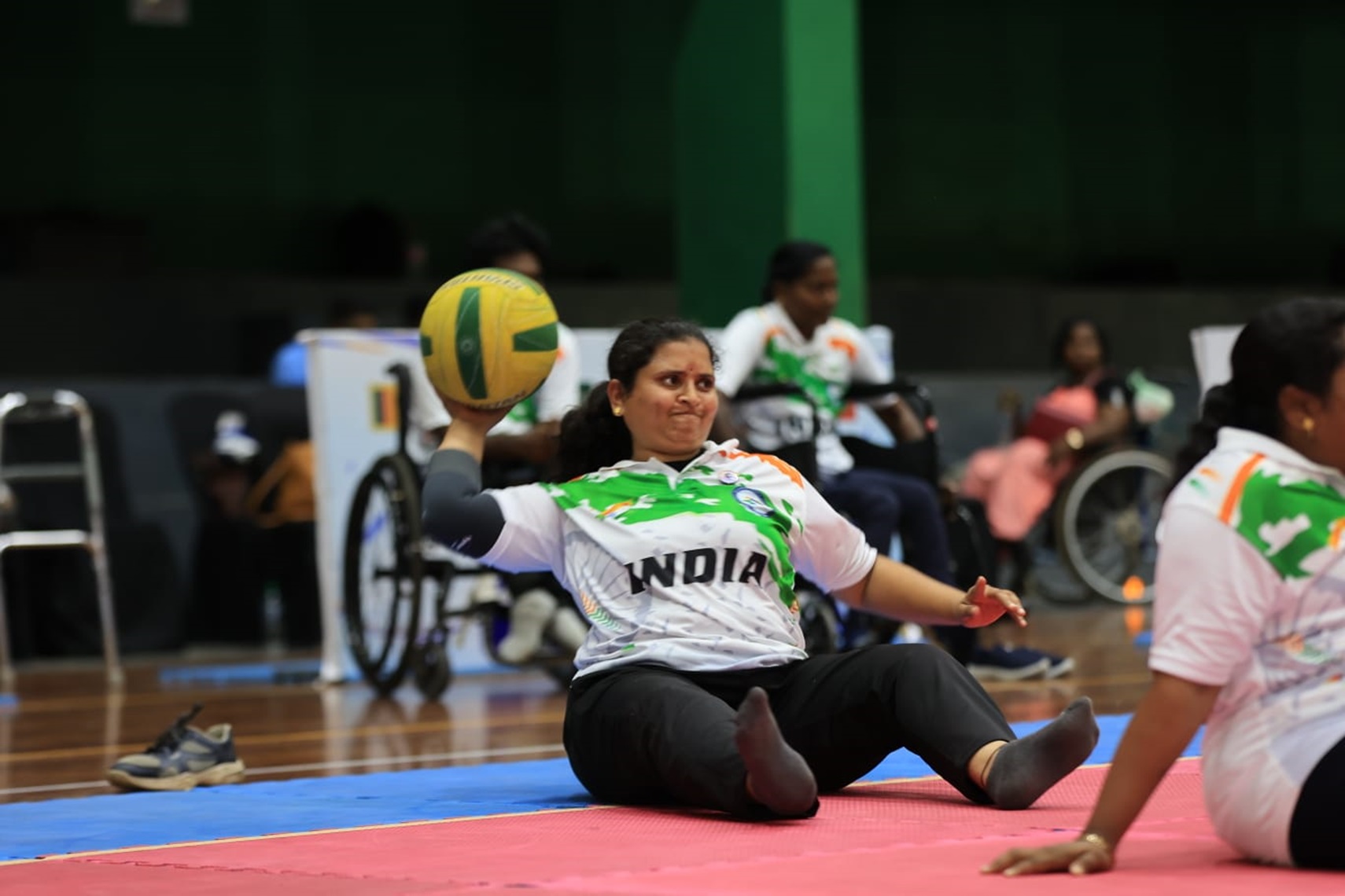 ಥ್ರೋಬಾಲ್‌ ಎಸೆಯುತ್ತಿರುವ ಮಾಲತಿ ಇನಾಮತಿ