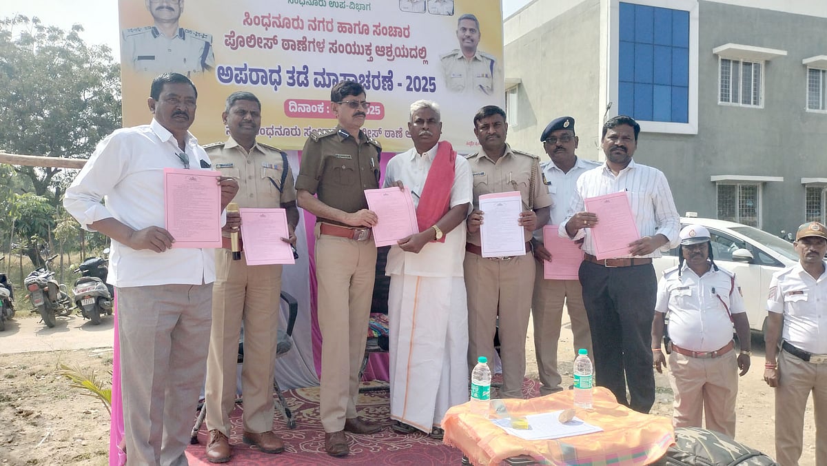 ಸಿಂಧನೂರು: ಅಪರಾಧ ತಡೆ ಮಾಸಾಚರಣೆ, ಸಂಚಾರ ನಿಯಮಗಳ ಜಾಗೃತಿ ಅಭಿಯಾನ