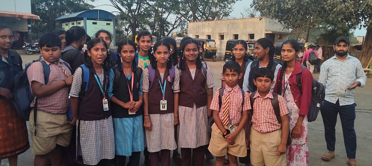 ಅಕ್ಕಿಆಲೂರು: ಬಸ್ಸಿಲ್ಲದೇ ವಿದ್ಯಾರ್ಥಿಗಳ ಪರದಾಟ