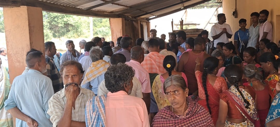 ಗೌರಿಬಿದನೂರು ತಾಲ್ಲೂಕಿನ ಹಾಲಗಾನಹಳ್ಳಿ ಅಂಚೆ ಕಚೇರಿಯಲ್ಲಿ ಪೋಸ್ಟ್ ಮ್ಯಾನ್ ಹಣ ಗುಳುಂ ಮಾಡಿದ್ದಾರೆ ಎಂದು ಆರೋಪಿಸಿ ಗ್ರಾಹಕರು ಕಚೇರಿಗೆ ಮುತ್ತಿಗೆ ಹಾಕಿದರು