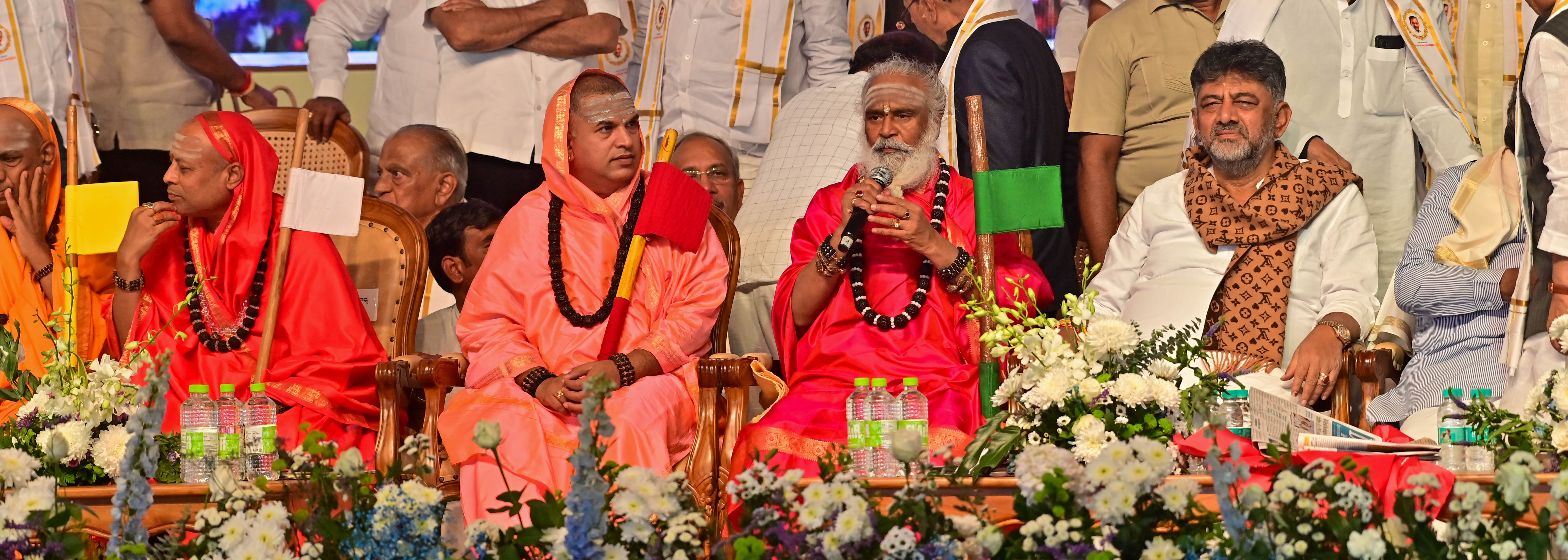 ದಾವಣಗೆರೆಯ ಕಲ್ಲೇಶ್ವರ ಮಿಲ್ ಸಮೀಪ ಶುಕ್ರವಾರ ಆಯೋಜಿಸಿದ್ದ ಶಾಮನೂರು ಶಿವಶಂಕರಪ್ಪ ನುಡಿ ನಮನ ಕಾರ್ಯಕ್ರಮದಲ್ಲಿ ರಂಭಾಪುರಿ ಪೀಠದ ವೀರಸೋಮೇಶ್ವರ ಸ್ವಾಮೀಜಿ ಮಾತನಾಡಿದರು. ಶ್ರೀಶೈಲ ಪೀಠದ ಚನ್ನಸಿದ್ಧರಾಮ ಪಂಡಿತಾರಾಧ್ಯ ಸ್ವಾಮೀಜಿ ಕಾಶಿಯ ಚಂದ್ರಶೇಖರ ಶಿವಾಚಾರ್ಯ ಸ್ವಾಮೀಜಿ ಉಜ್ಜಯಿನಿಯ ಸಿದ್ಧಲಿಂಗ ರಾಜದೇಶಿಕೇಂದ್ರ ಸ್ವಾಮೀಜಿ ಉಪಮುಖ್ಯಮಂತ್ರಿ ಡಿ.ಕೆ ಶಿವಕುಮಾರ್ ಇದ್ದಾರೆ –ಪ್ರಜಾವಾಣಿ ಚಿತ್ರ/ ಸತೀಶ ಬಡಿಗೇರ್