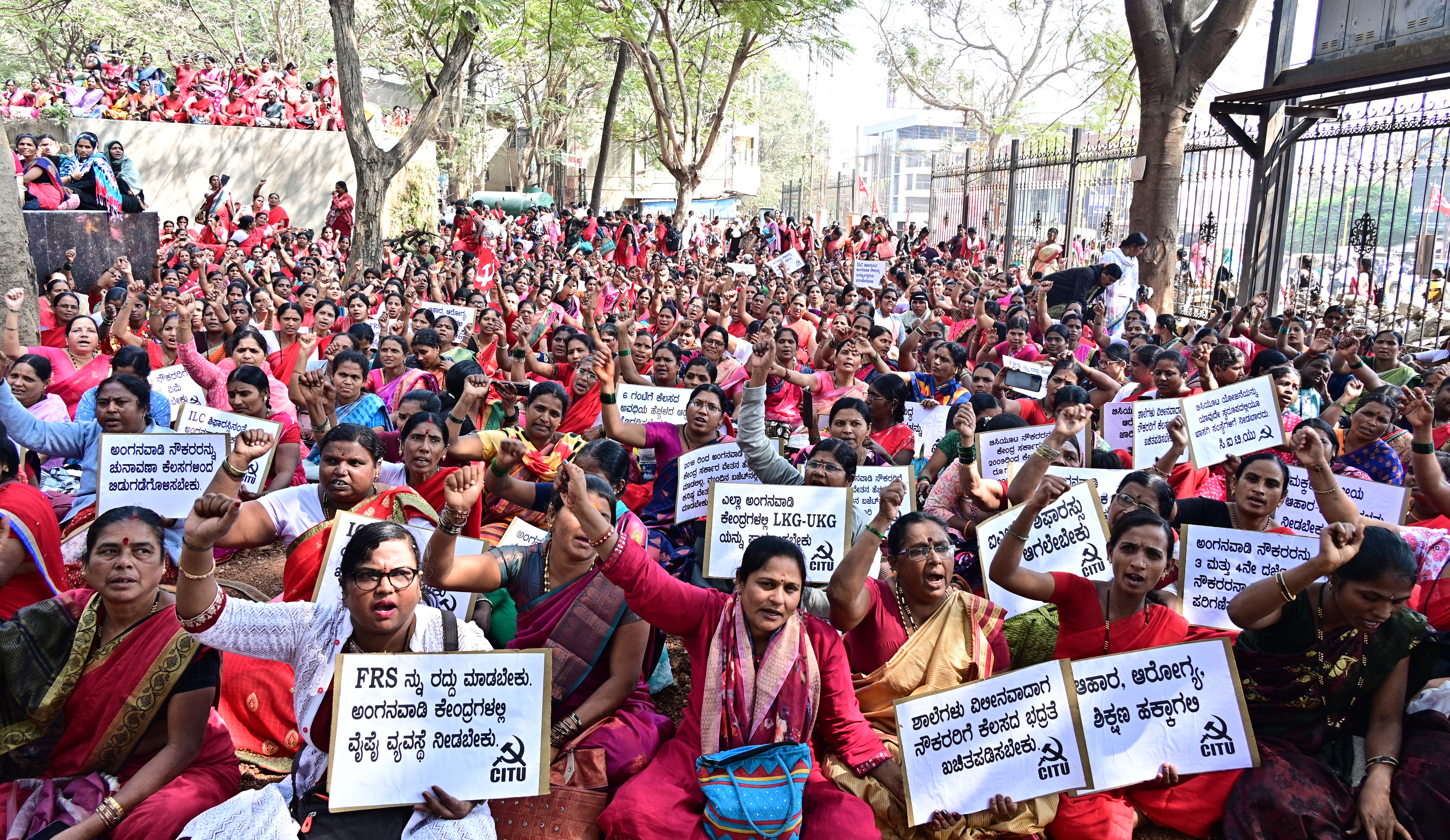 ರಾಜ್ಯ ಅಂಗನವಾಡಿ ನೌಕರರ ಸಂಘ ಮತ್ತು ರಾಜ್ಯ ಅಕ್ಷರದಾಸೋಹ ನೌಕರರ ಸಂಘದ ವತಿಯಿಂದ ಬಿಸಿಯೂಟ ಆಶಾ ಮತ್ತು ಅಂಗನವಾಡಿ ಕಾರ್ಯಕರ್ತರು ಹುಬ್ಬಳ್ಳಿಯ ಚಿಟಗುಪ್ಪಿ ಉದ್ಯಾನದಲ್ಲಿ ಹಮ್ಮಿಕೊಂಡಿದ್ದ ಅನಿರ್ದಿಷ್ಟಾವಧಿ ಪ್ರತಿಭಟನೆ