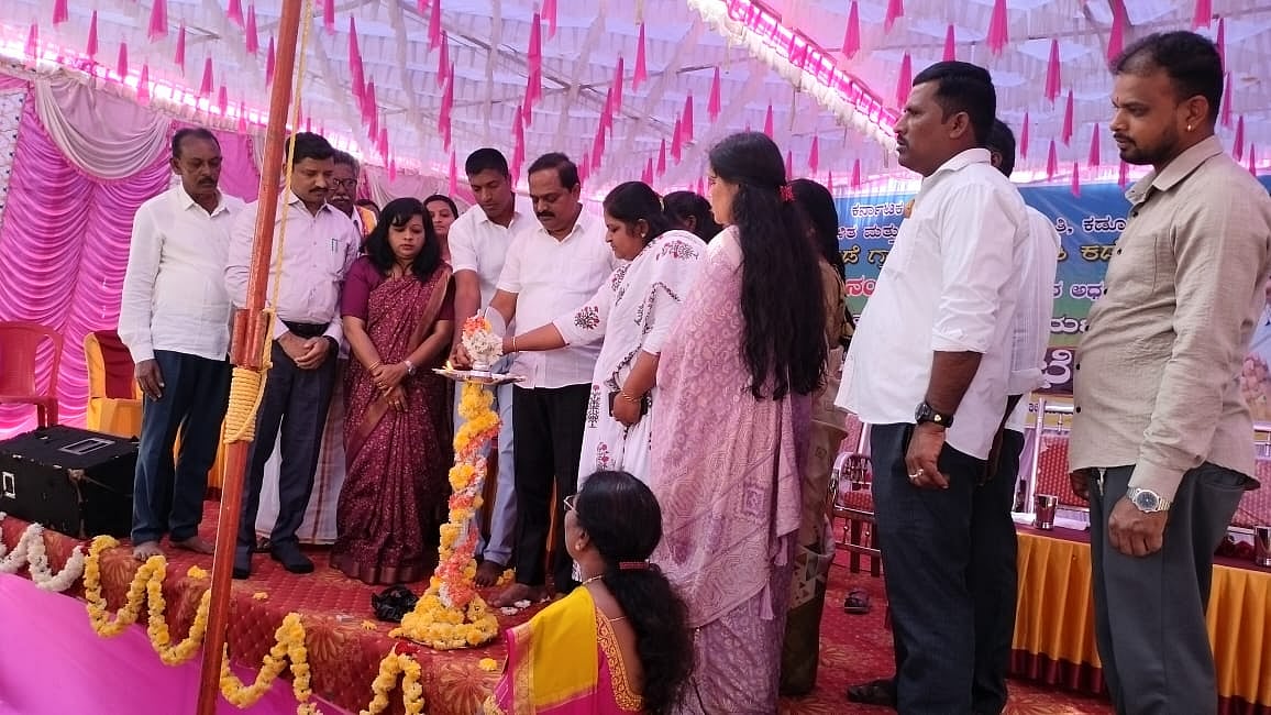 ಕಡೂರು | ಕೆಲಸ ಮಾಡದ ಗುತ್ತಿಗೆದಾರರನ್ನು ಕಪ್ಪುಪಟ್ಟಿಗೆ ಸೇರಿಸಿ: ಶಾಸಕ ಆನಂದ್‌ 