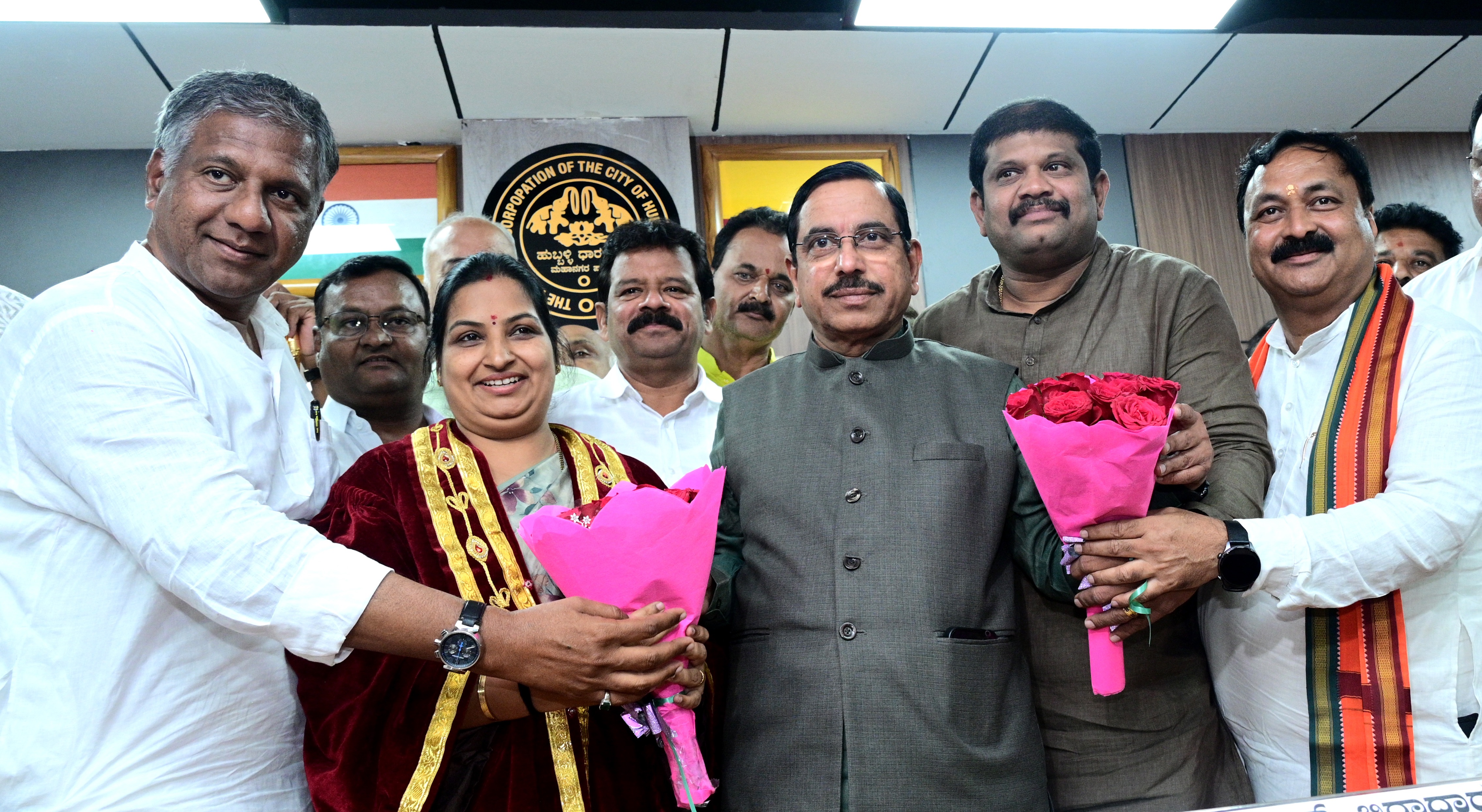 ಹುಬ್ಬಳ್ಳಿ–ಧಾರವಾಡ ಮಹಾನಗರ ಪಾಲಿಕೆಯ ನೂತನ ಮೇಯರ್‌ ಜ್ಯೋತಿ ಪಾಟೀಲ ಉಪಮೇಯರ್ ಸಂತೋಷ ಚವ್ವಾಣ ಅವರನ್ನು ಕೇಂದ್ರ ಸಚಿವ ಪ್ರಲ್ಹಾದ ಜೋಶಿ ಅಭಿನಂದಿಸಿದರು