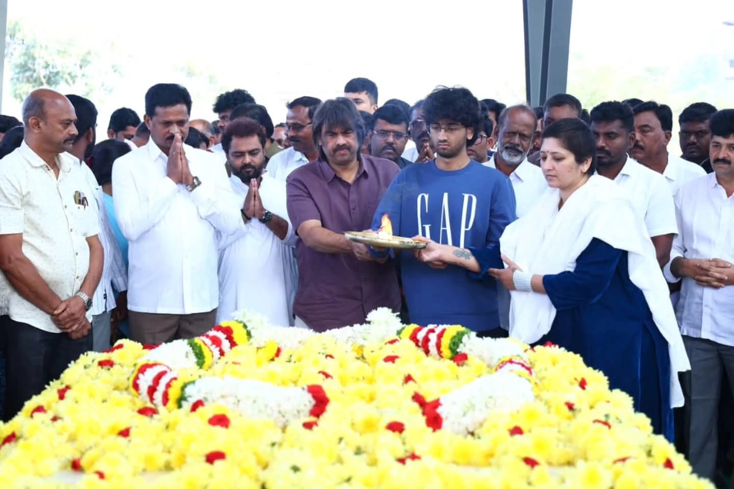 ಸೊರಬ ಪಟ್ಟಣದ ಬಂಗಾರಧಾಮದಲ್ಲಿ ಬಂಗಾರಪ್ಪ ಅವರ 14ನೇ ವರ್ಷದ ಪುಣ್ಯತಿಥಿಯ ಪೂಜಾ ಕಾರ್ಯದಲ್ಲಿ ಸಚಿವ ಮಧು ಬಂಗಾರಪ್ಪ ಕುಟುಂಬಸ್ಥರೊಂದಿಗೆ ವಿಶೇಷ ಪೂಜೆ ಸಲ್ಲಿಸಿದರು