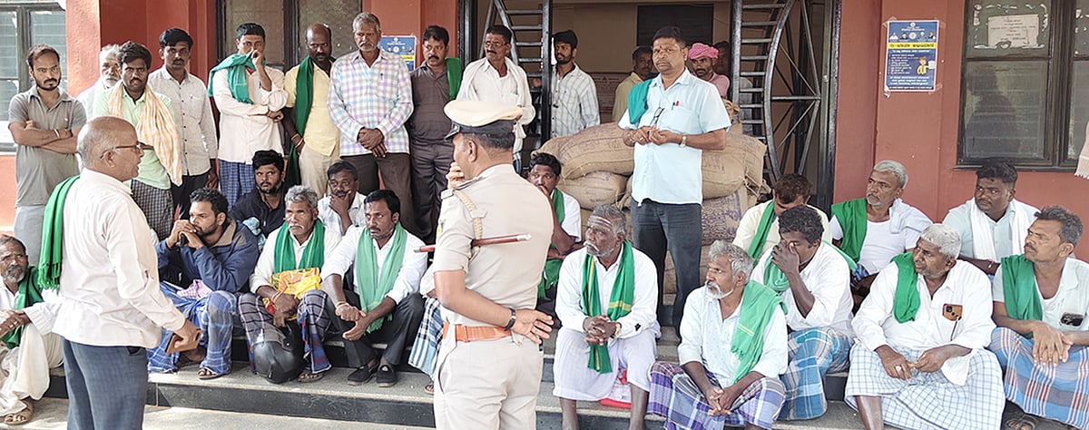 ಬ್ಯಾಡಗಿ | ಮೆಕ್ಕೆಜೋಳ ಖರೀದಿ ಸ್ಥಗಿತ: ಪ್ರತಿಭಟನೆ