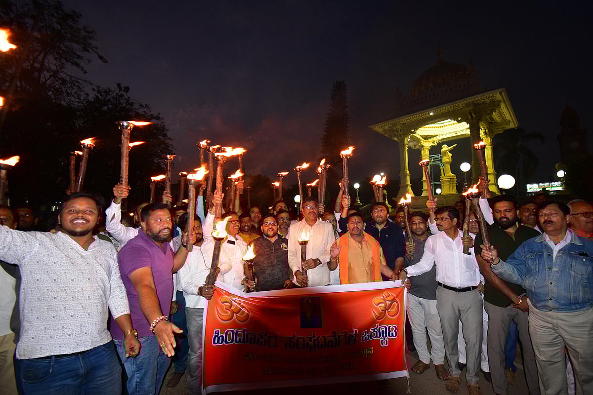 ಮೈಸೂರು: ಬಾಂಗ್ಲಾ ದಾಳಿ ಖಂಡಿಸಿ ಪಂಜಿನ ಮೆರವಣಿಗೆ