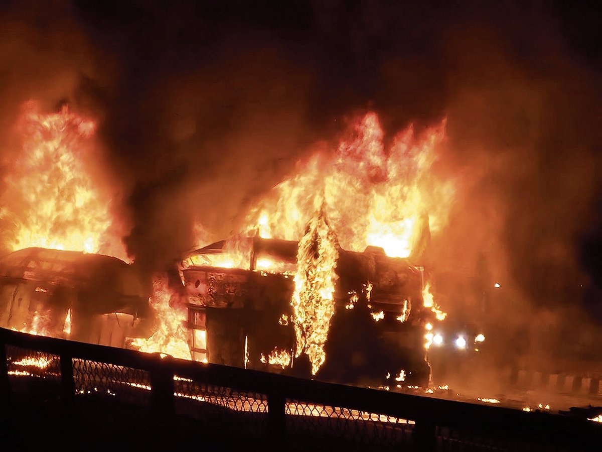 ಸಂಪಾದಕೀಯ | ಬಸ್‌ ಪ್ರಯಾಣವೆಂಬ ಮೃತ್ಯುಪಂಜರ: ಸುರಕ್ಷತೆ ಜೊತೆ ರಾಜಿ ಅಪಾಯಕರ